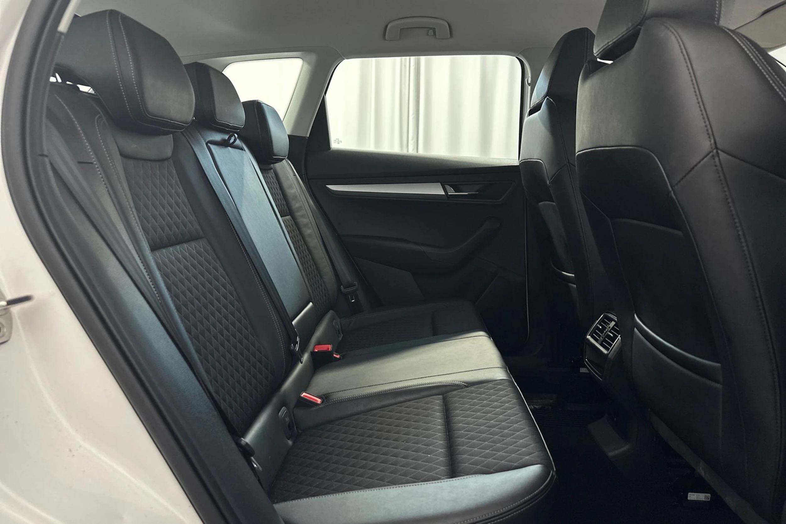 valkoinen Skoda Karoq 2021 kuva 10.