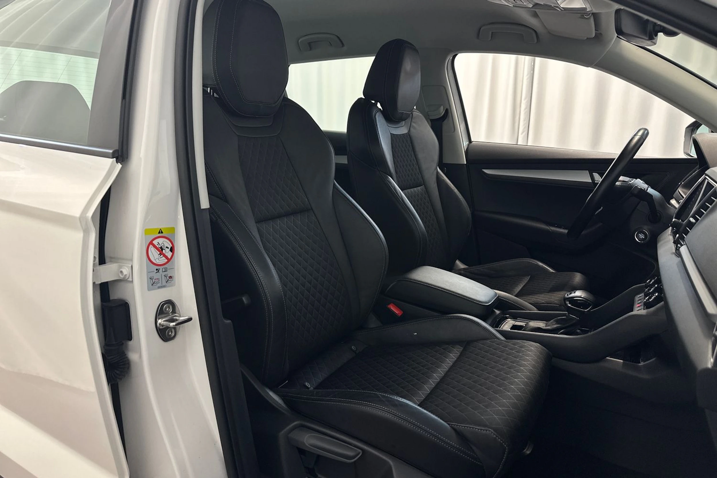 valkoinen Skoda Karoq 2021 kuva 11.