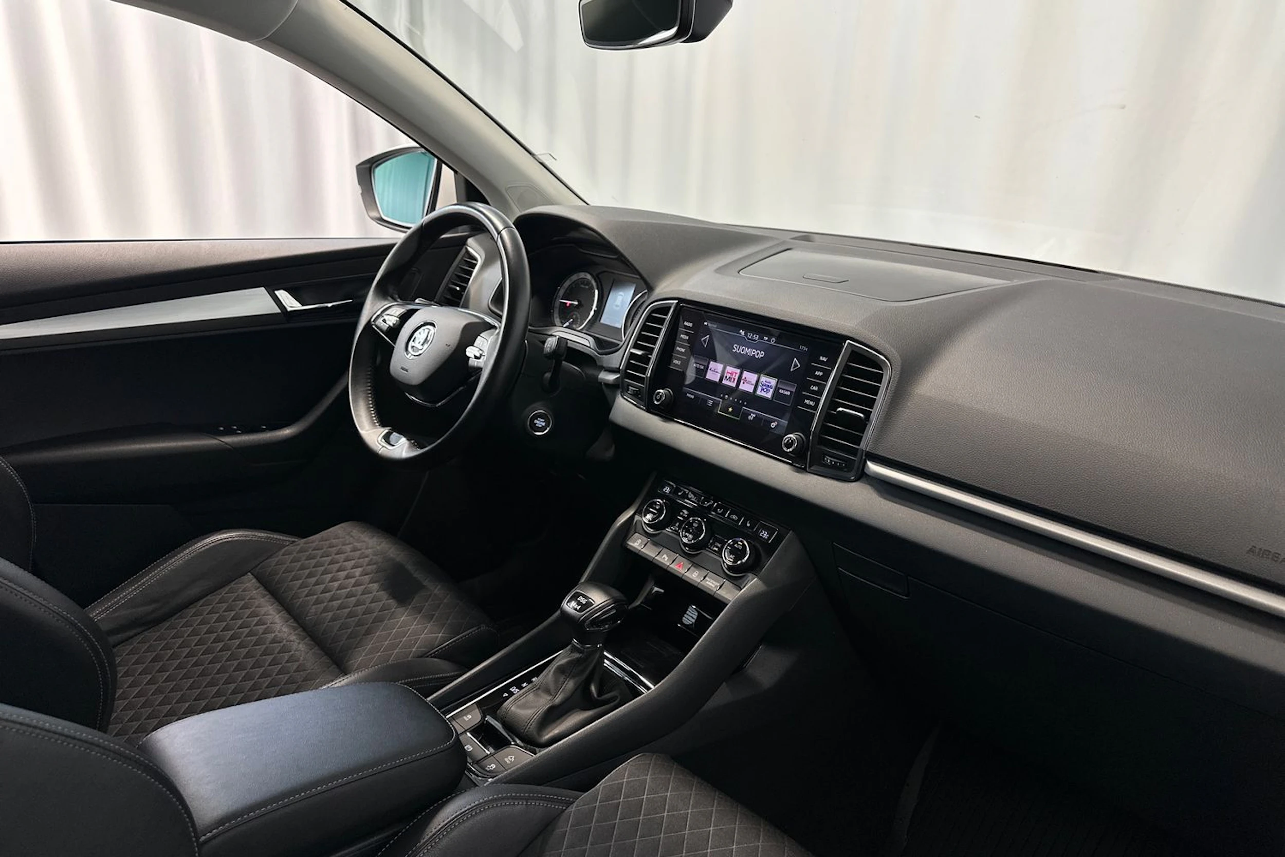 valkoinen Skoda Karoq 2021 kuva 12.