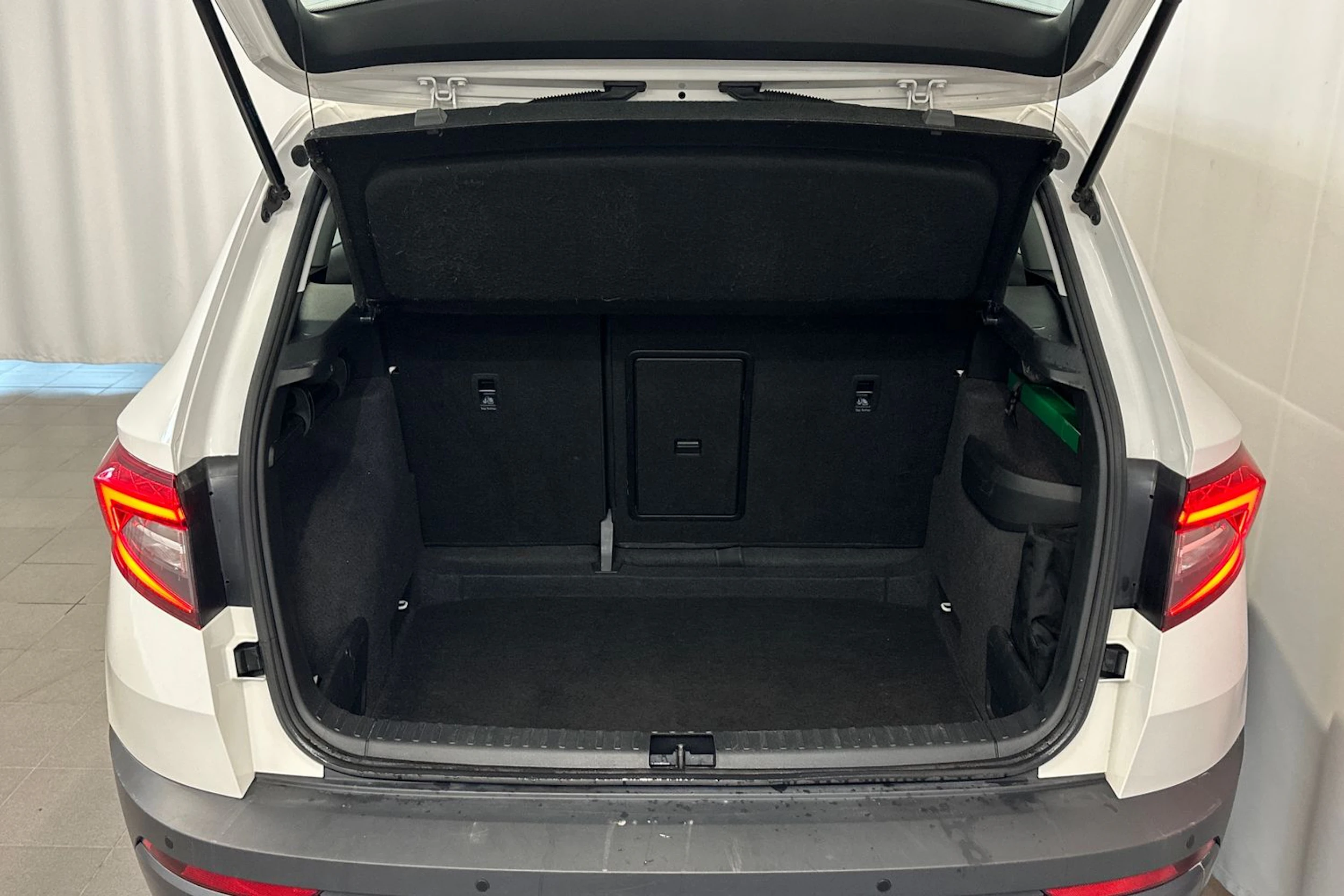 valkoinen Skoda Karoq 2021 kuva 13.