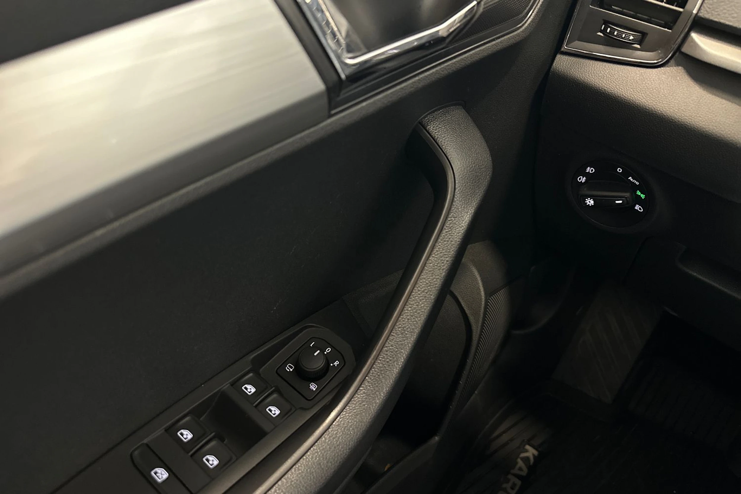 valkoinen Skoda Karoq 2021 kuva 14.