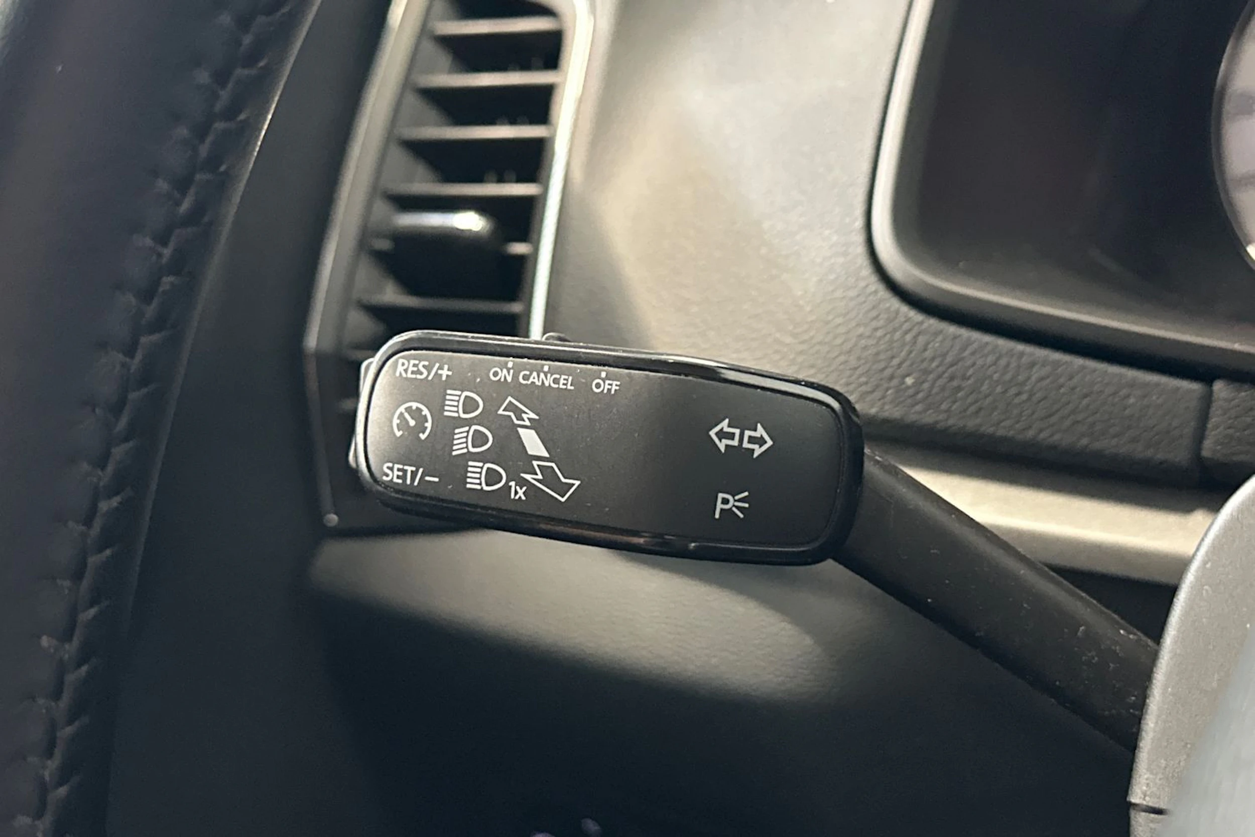 valkoinen Skoda Karoq 2021 kuva 15.