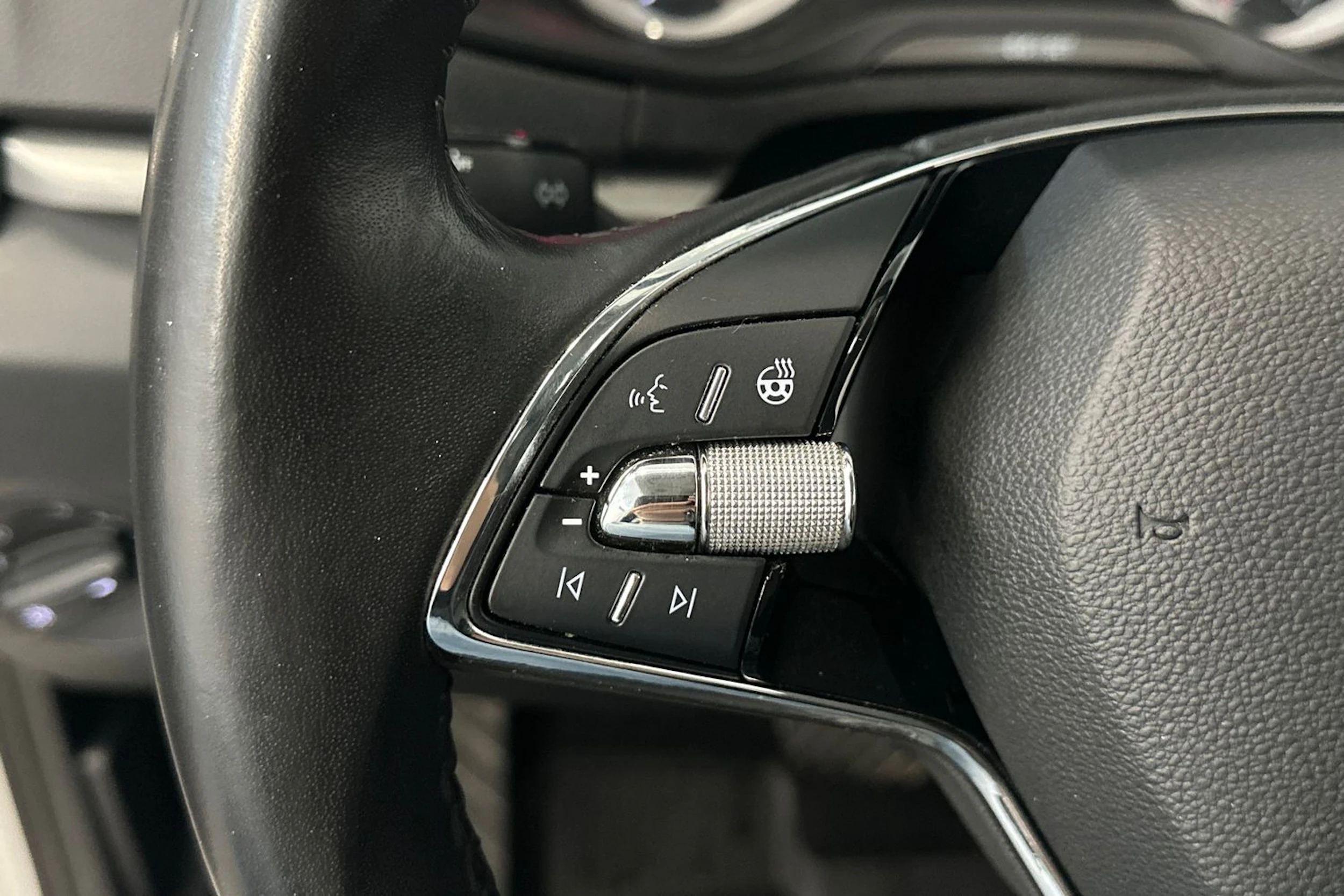 valkoinen Skoda Karoq 2021 kuva 16.