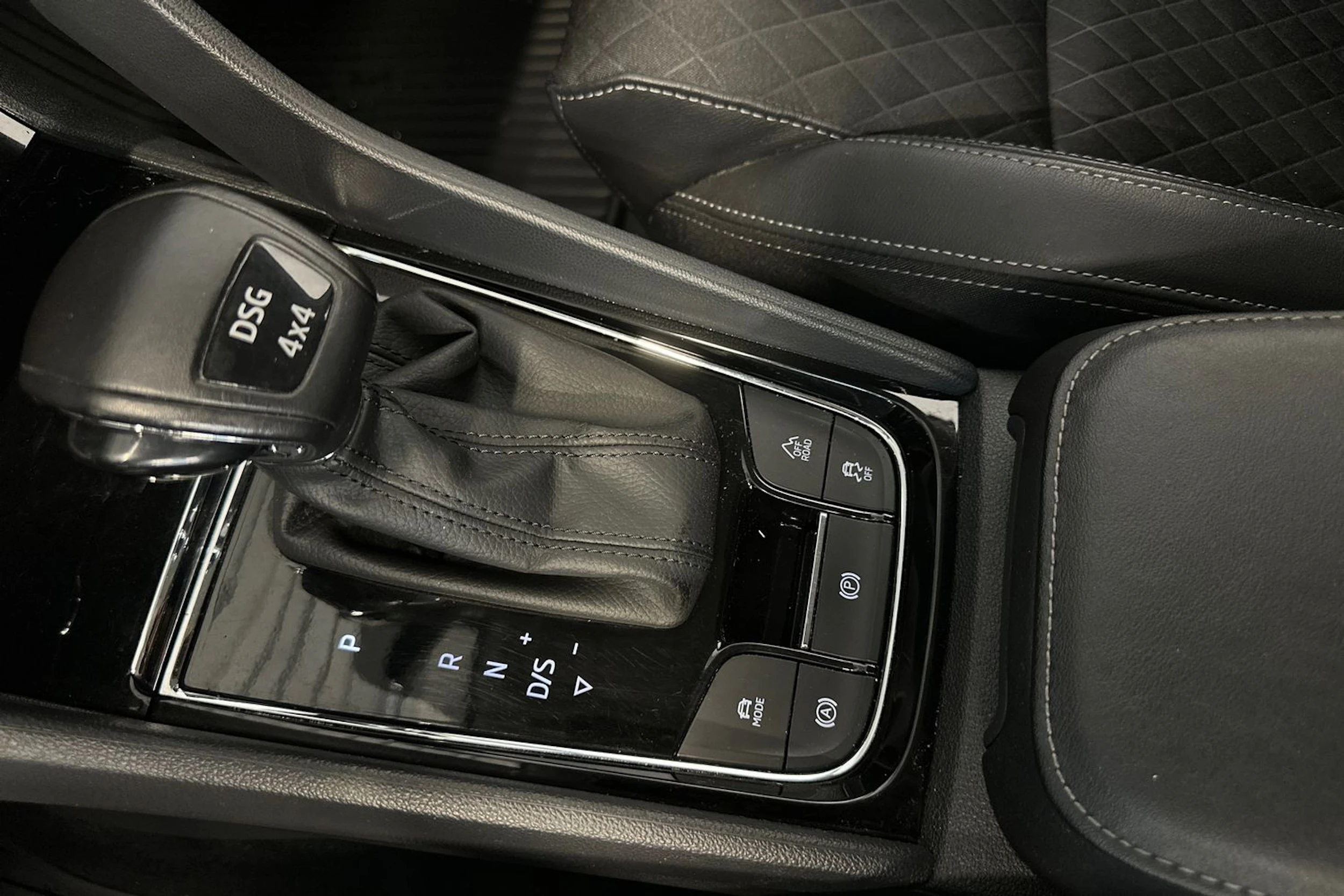 valkoinen Skoda Karoq 2021 kuva 19.