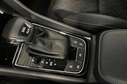 valkoinen Skoda Karoq 2021 kuva 19.
