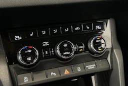 valkoinen Skoda Karoq 2021 kuva 20.