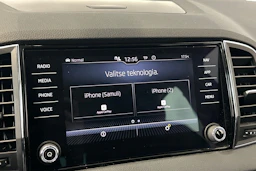 valkoinen Skoda Karoq 2021 kuva 22.