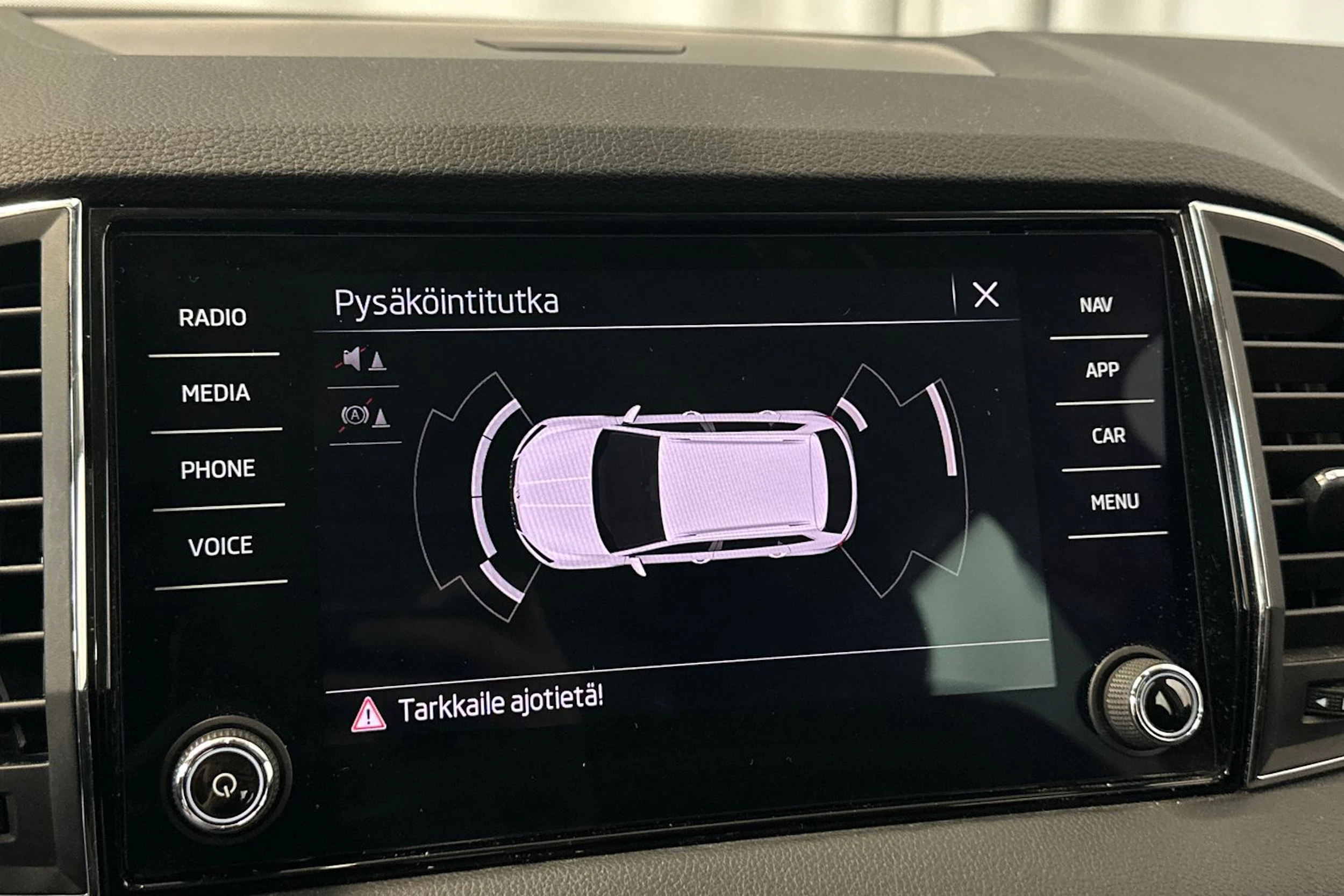 valkoinen Skoda Karoq 2021 kuva 23.