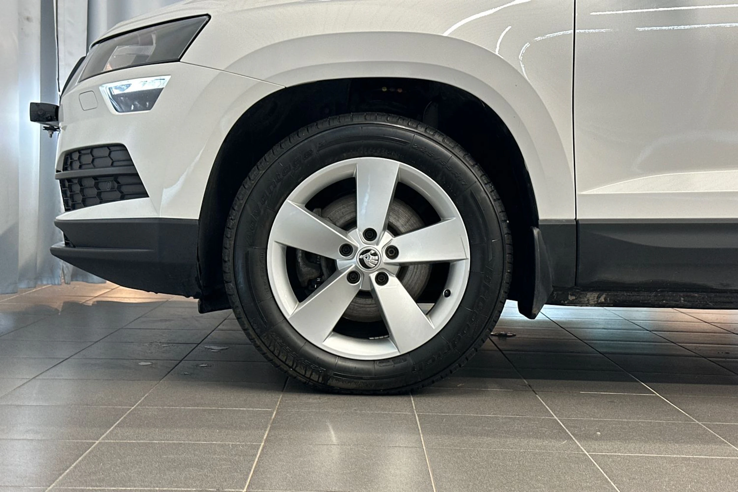 valkoinen Skoda Karoq 2021 kuva 24.