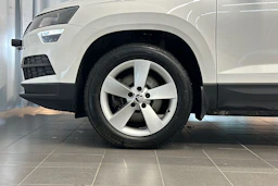 valkoinen Skoda Karoq 2021 kuva 24.