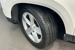 valkoinen Skoda Karoq 2021 kuva 25.