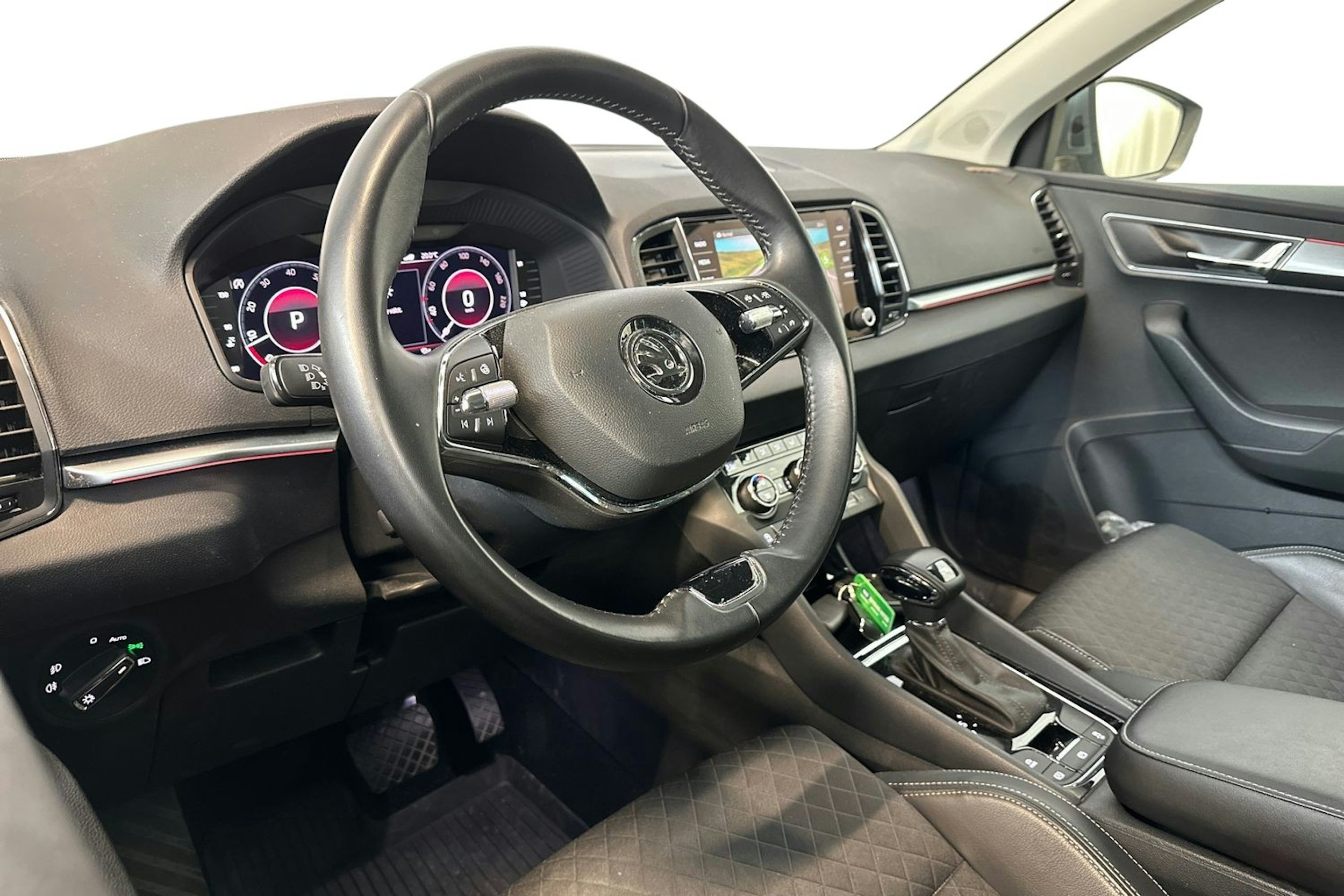 harmaa Skoda Karoq 2021 kuva 7.
