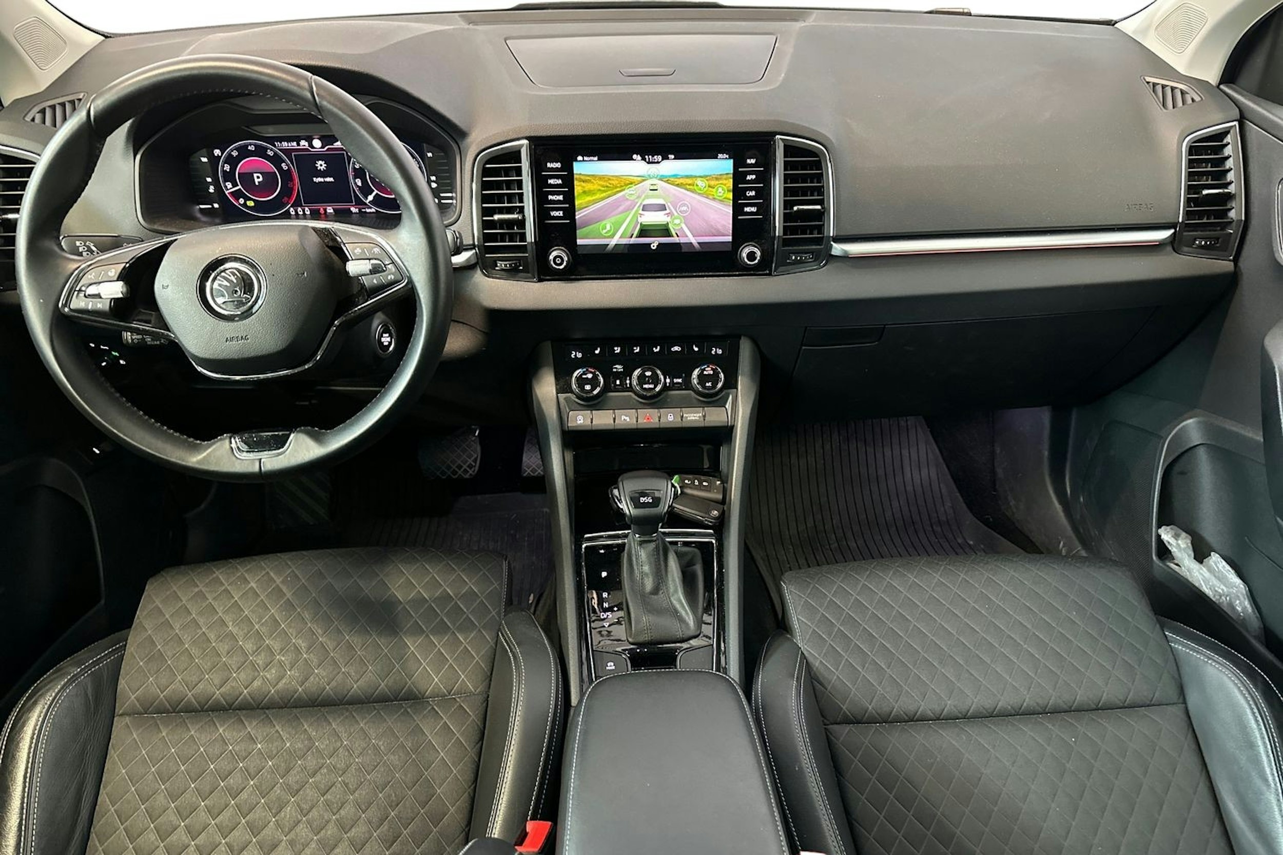 harmaa Skoda Karoq 2021 kuva 9.