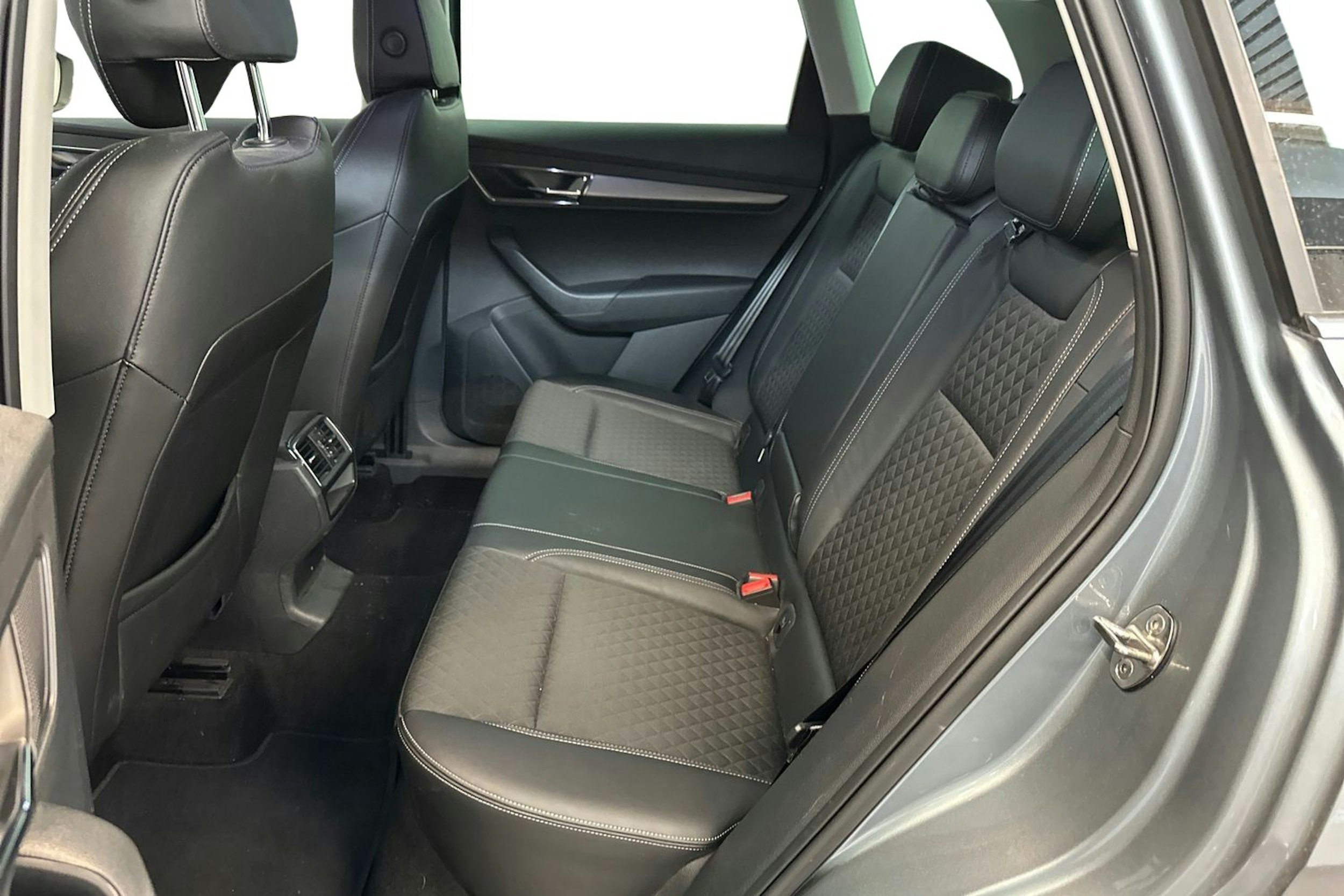 harmaa Skoda Karoq 2021 kuva 10.