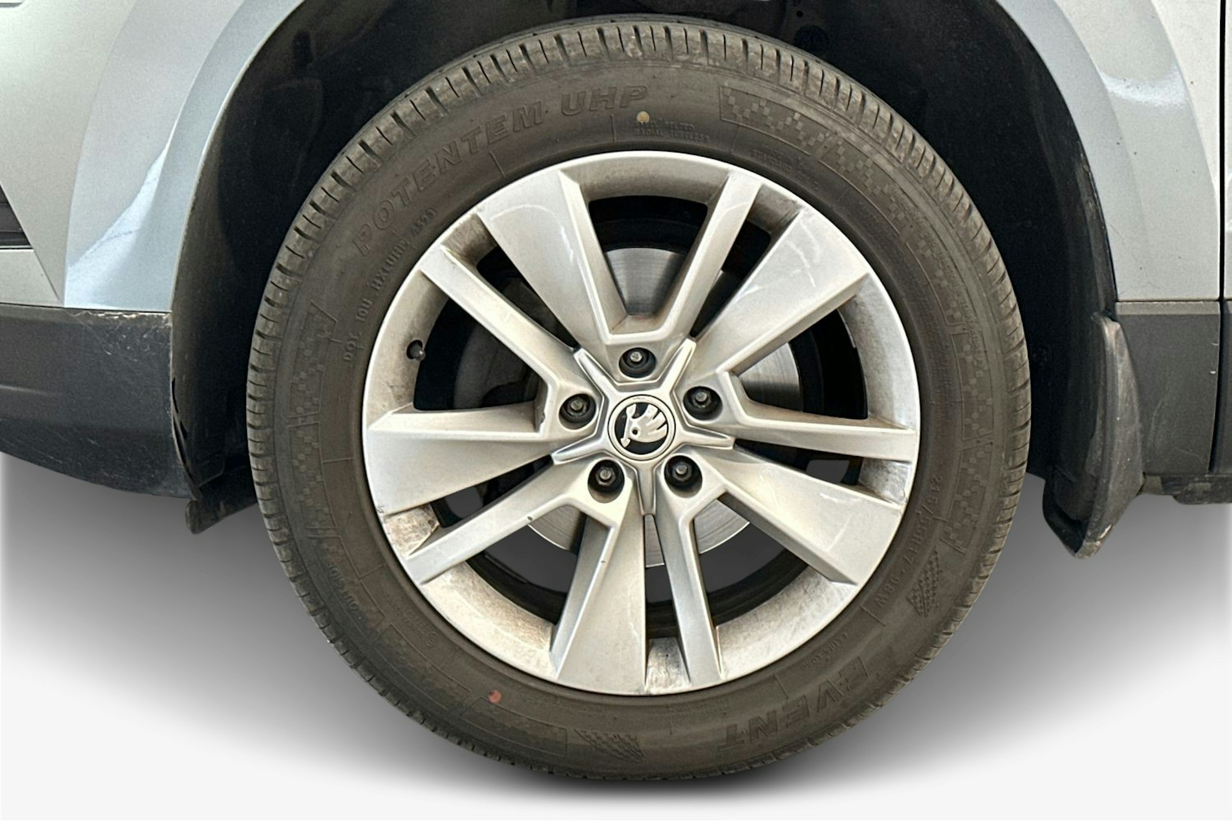 harmaa Skoda Karoq 2021 kuva 11.