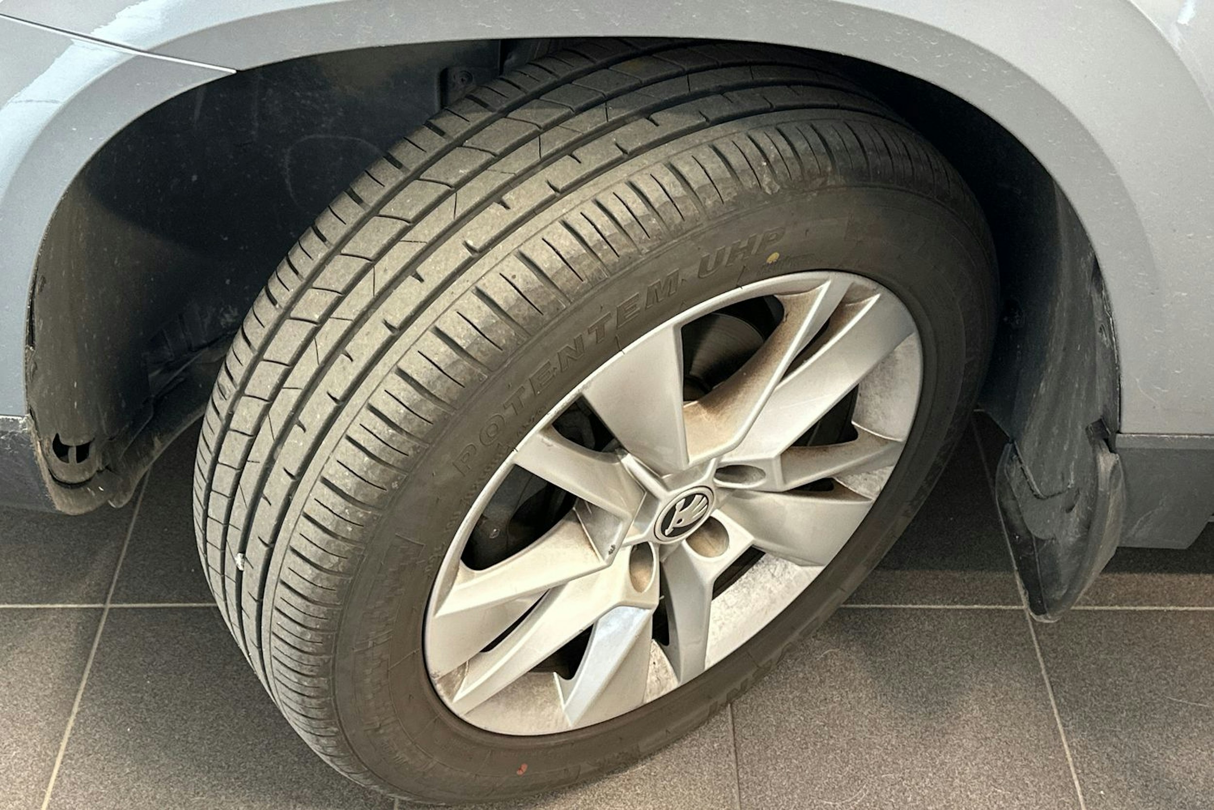 harmaa Skoda Karoq 2021 kuva 13.