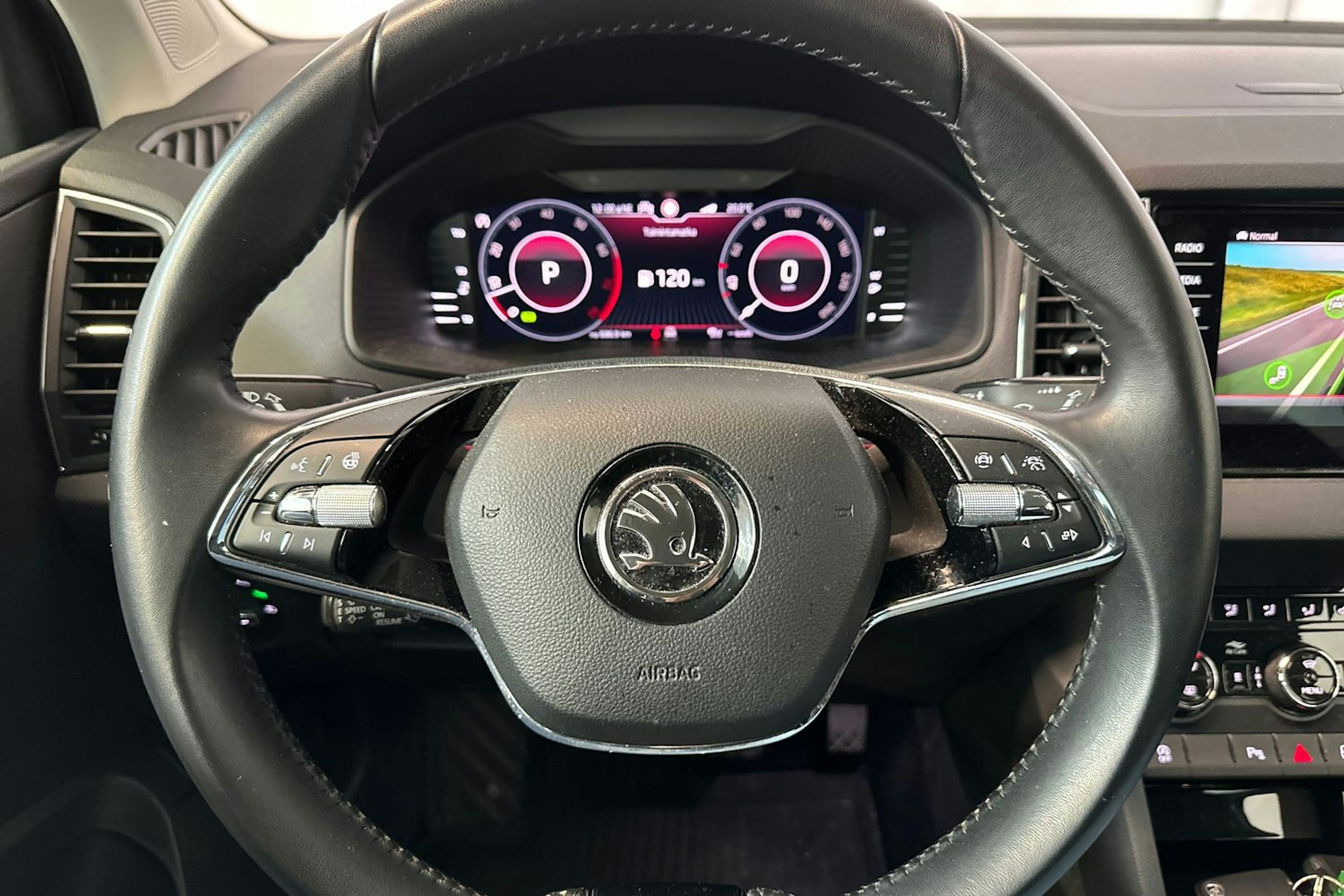 harmaa Skoda Karoq 2021 kuva 14.