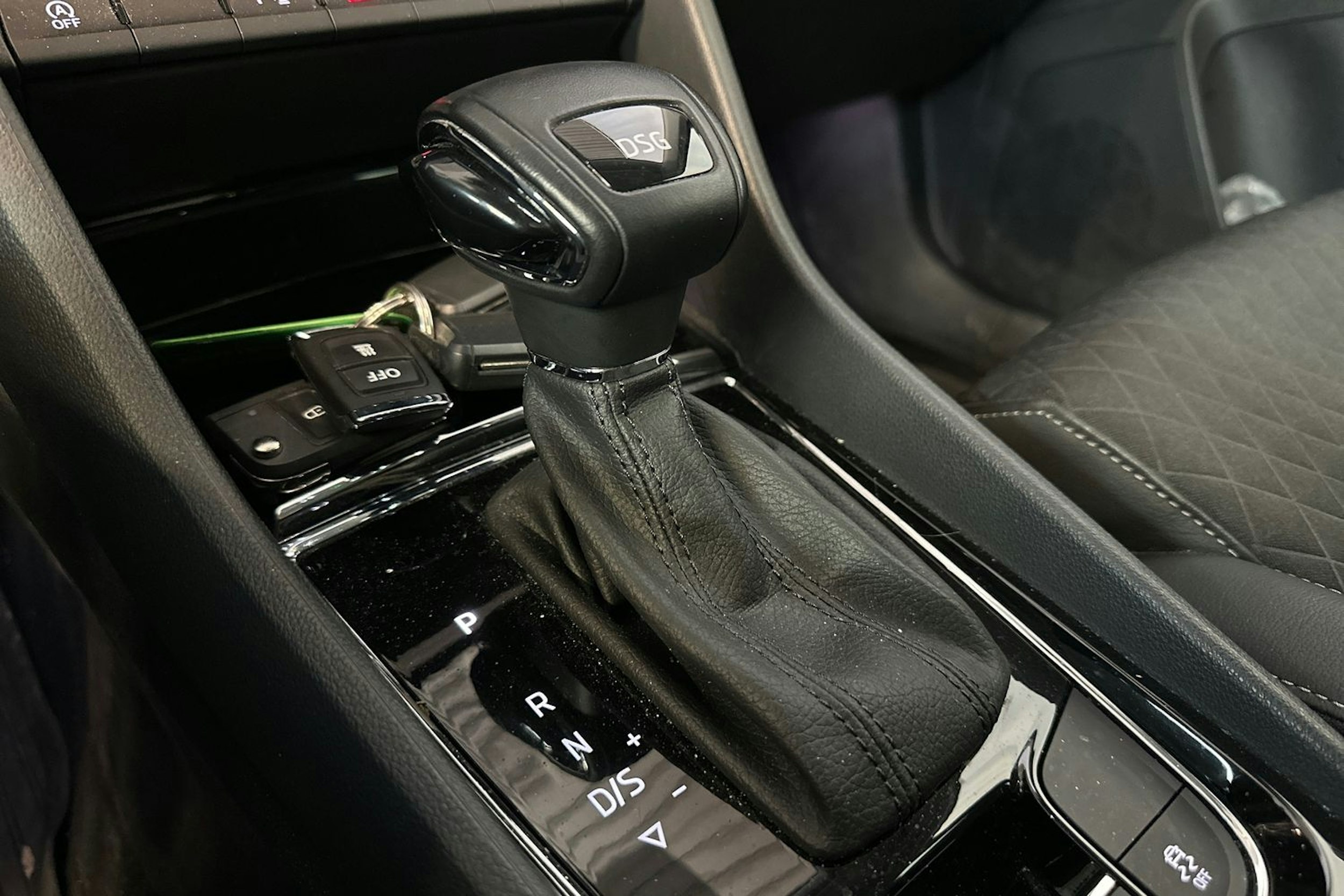 harmaa Skoda Karoq 2021 kuva 16.