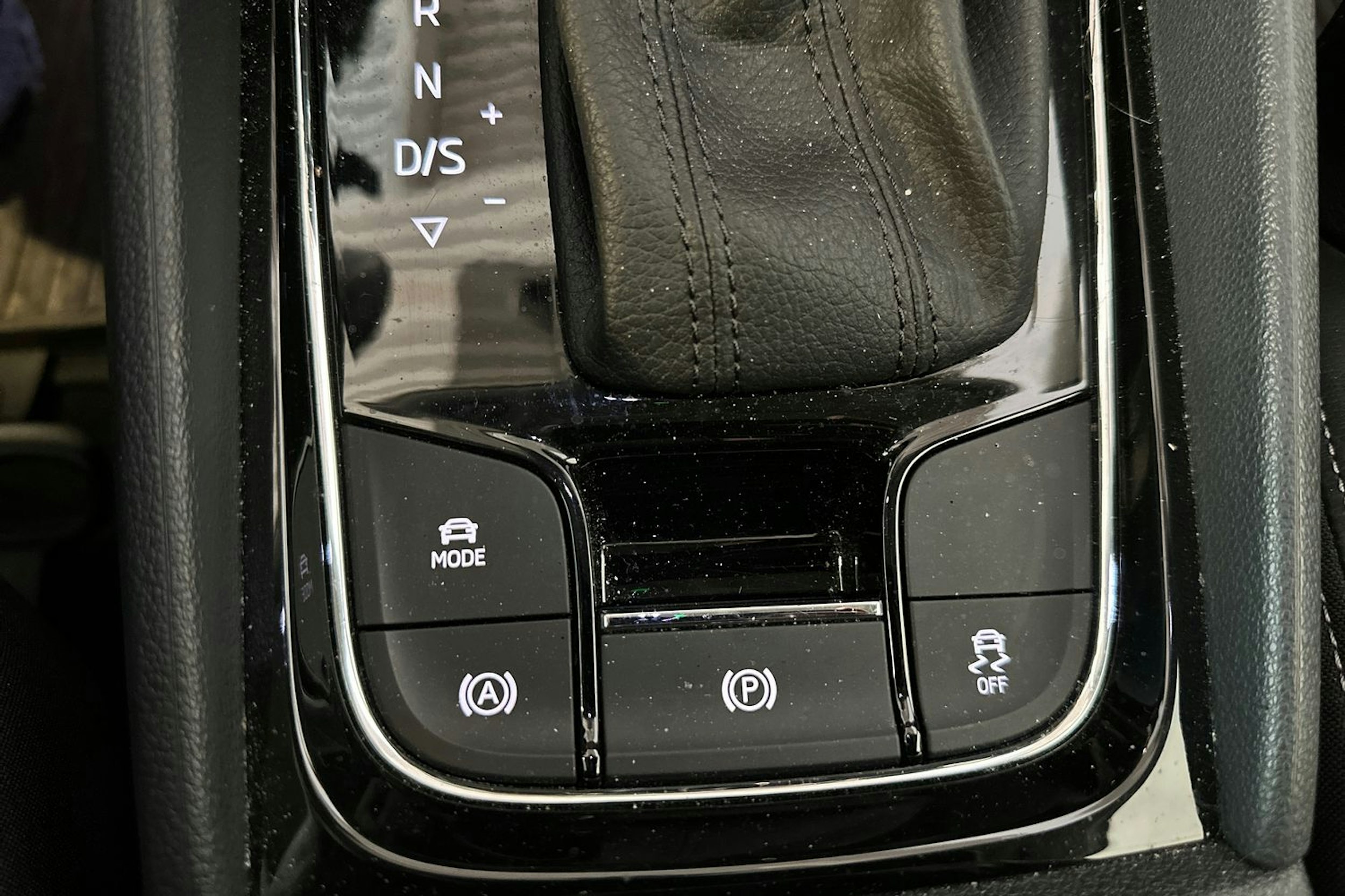 harmaa Skoda Karoq 2021 kuva 17.