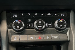 harmaa Skoda Karoq 2021 kuva 18.