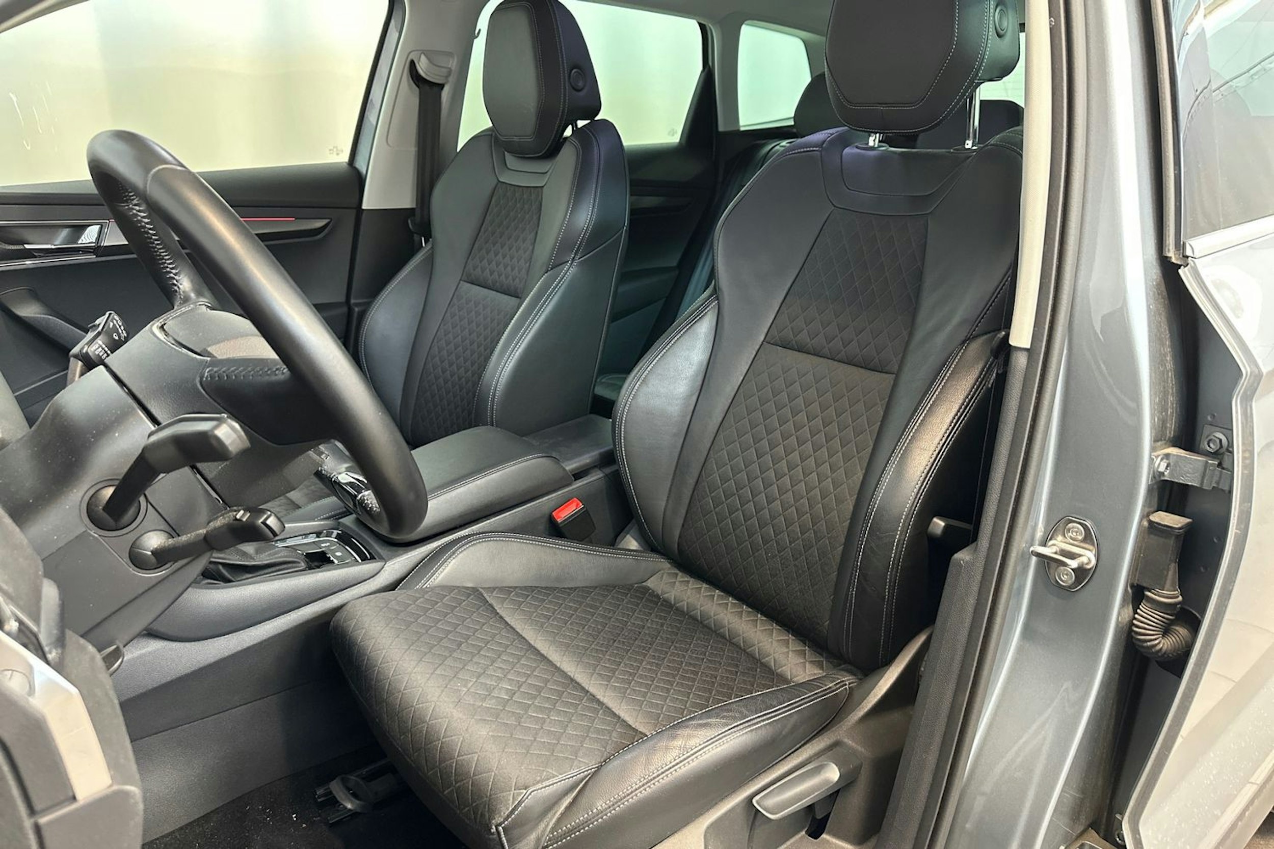 harmaa Skoda Karoq 2021 kuva 23.