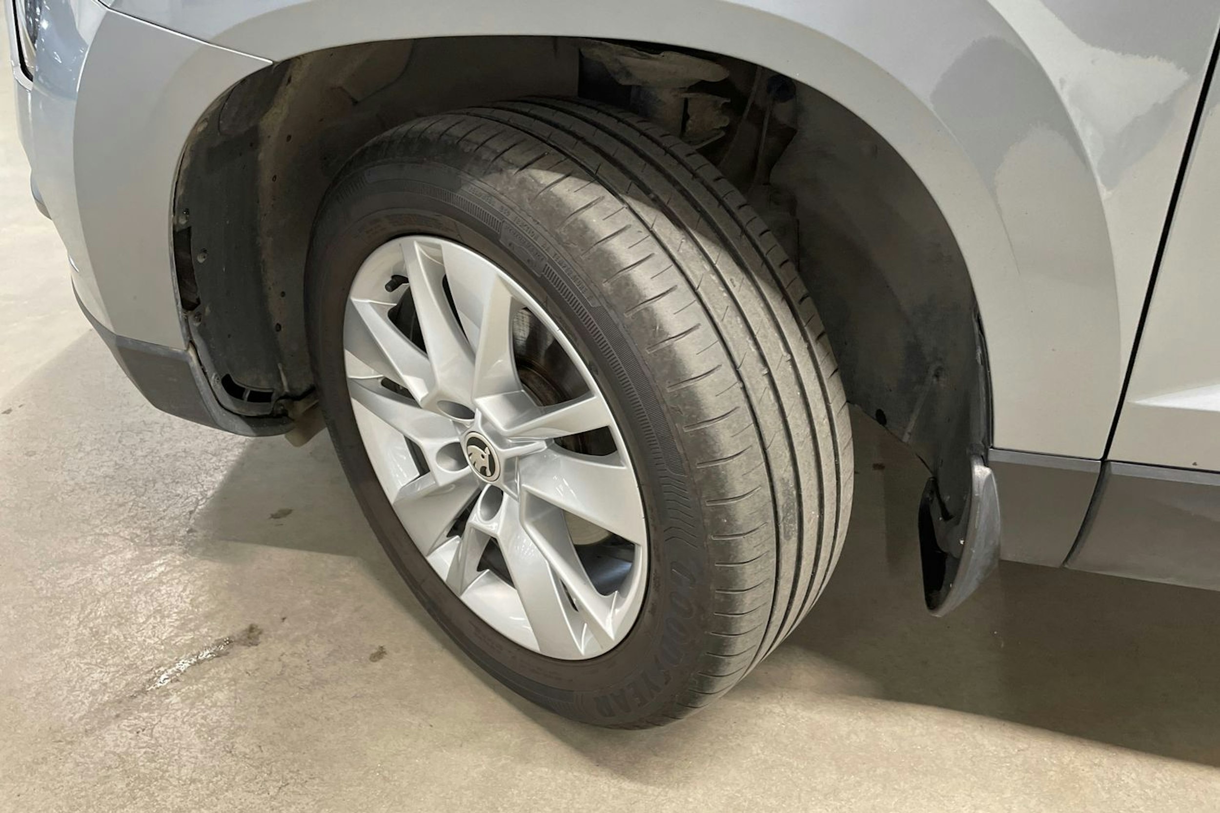 Harmaa Skoda KAROQ 2021 kuva 13.
