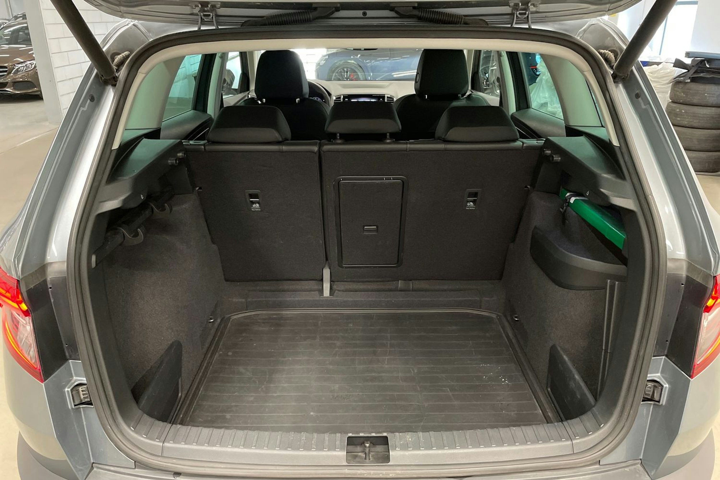 Harmaa Skoda KAROQ 2021 kuva 15.