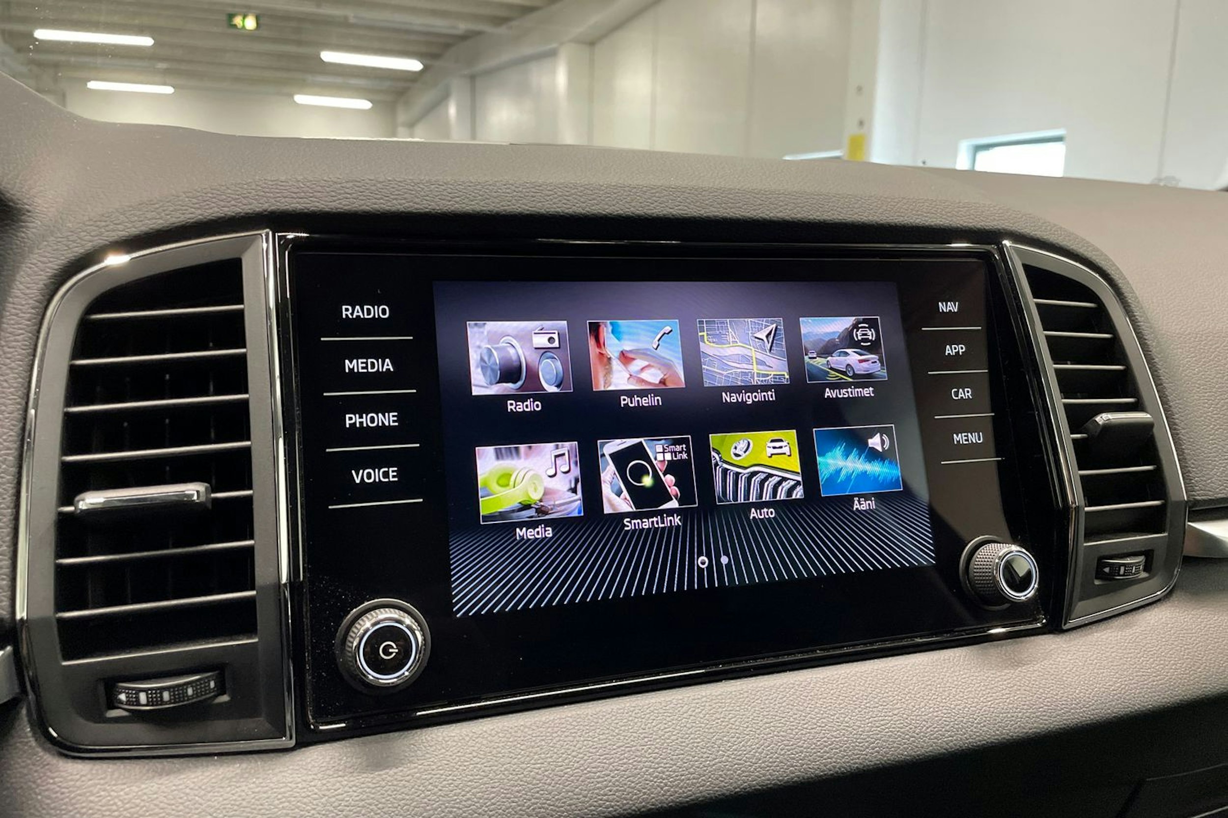 Harmaa Skoda KAROQ 2021 kuva 17.