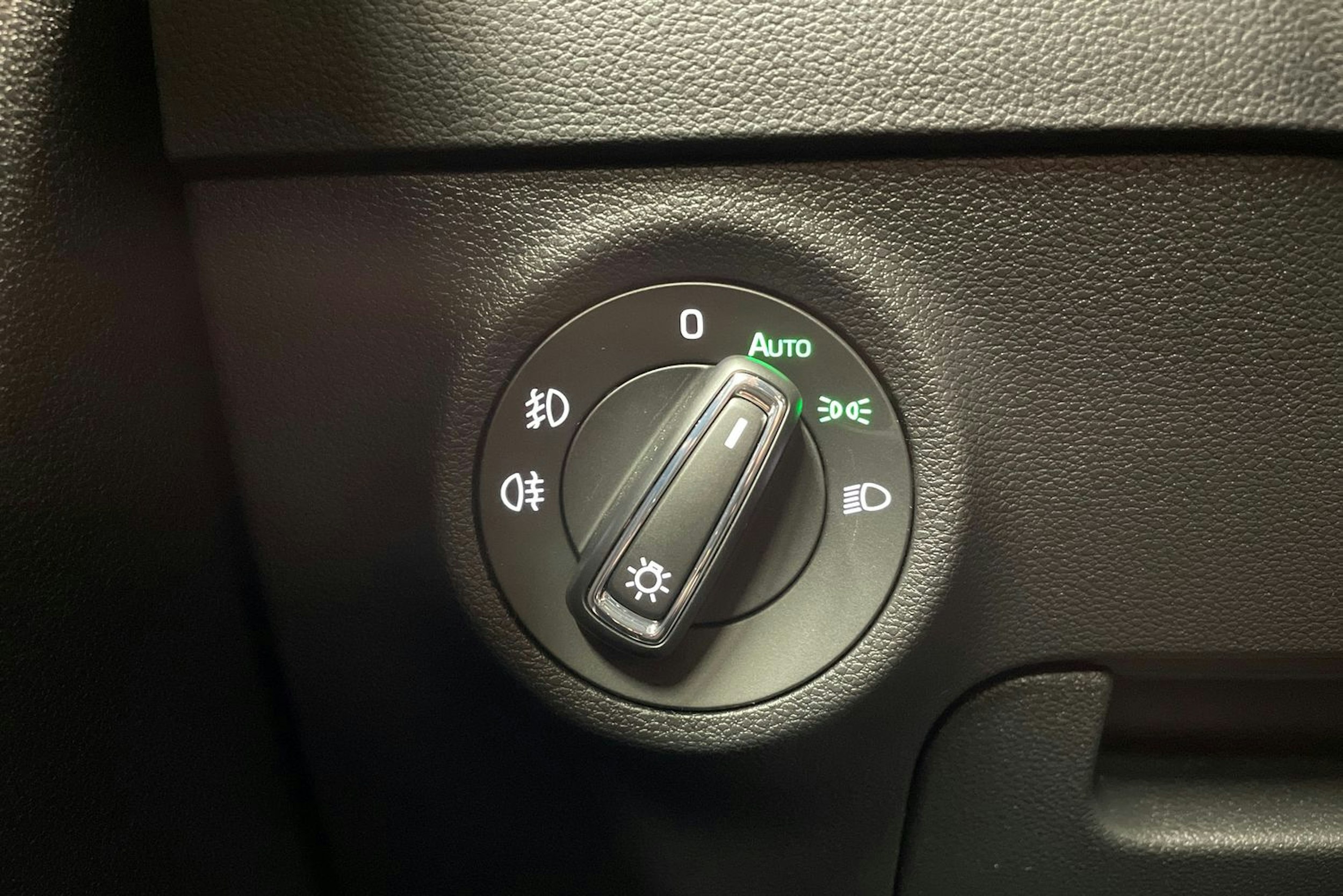 Harmaa Skoda KAROQ 2021 kuva 24.