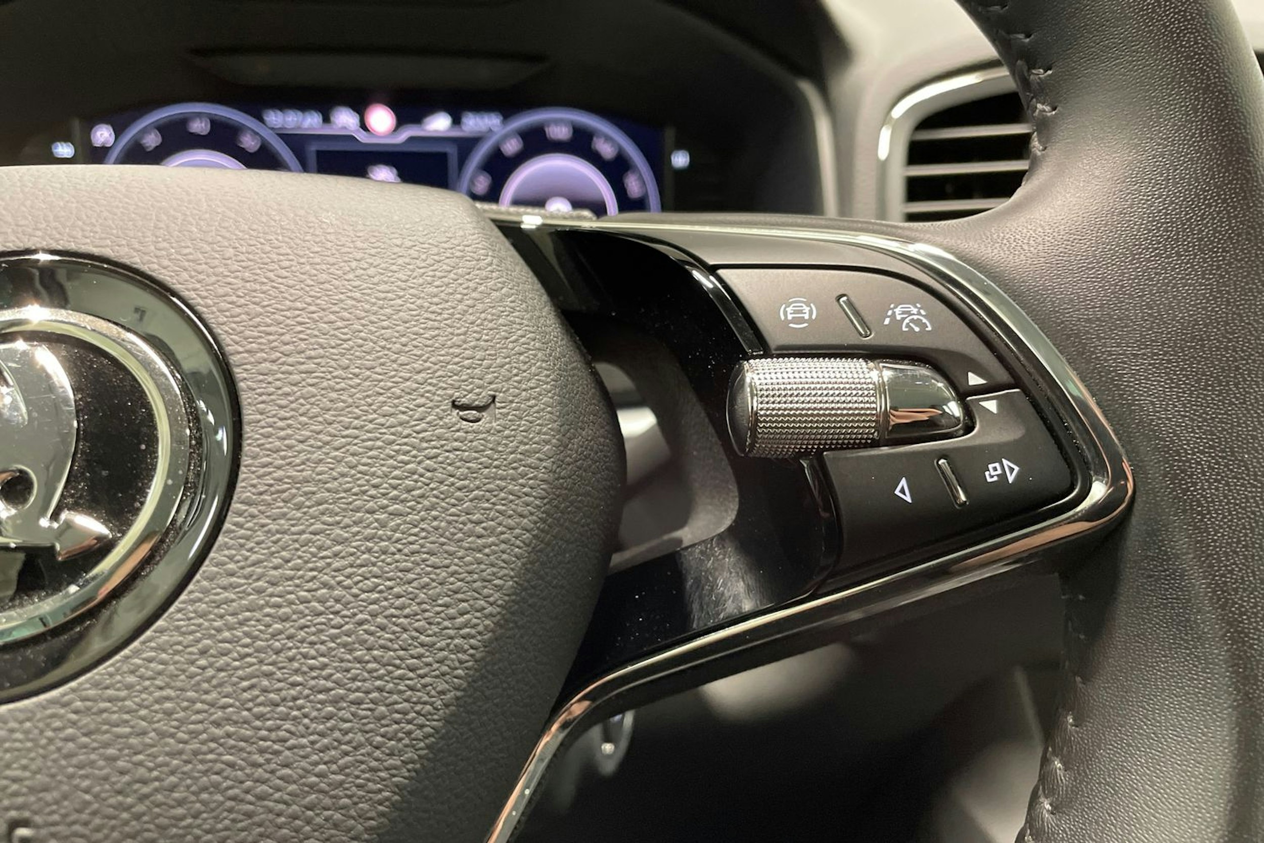 Harmaa Skoda KAROQ 2021 kuva 26.