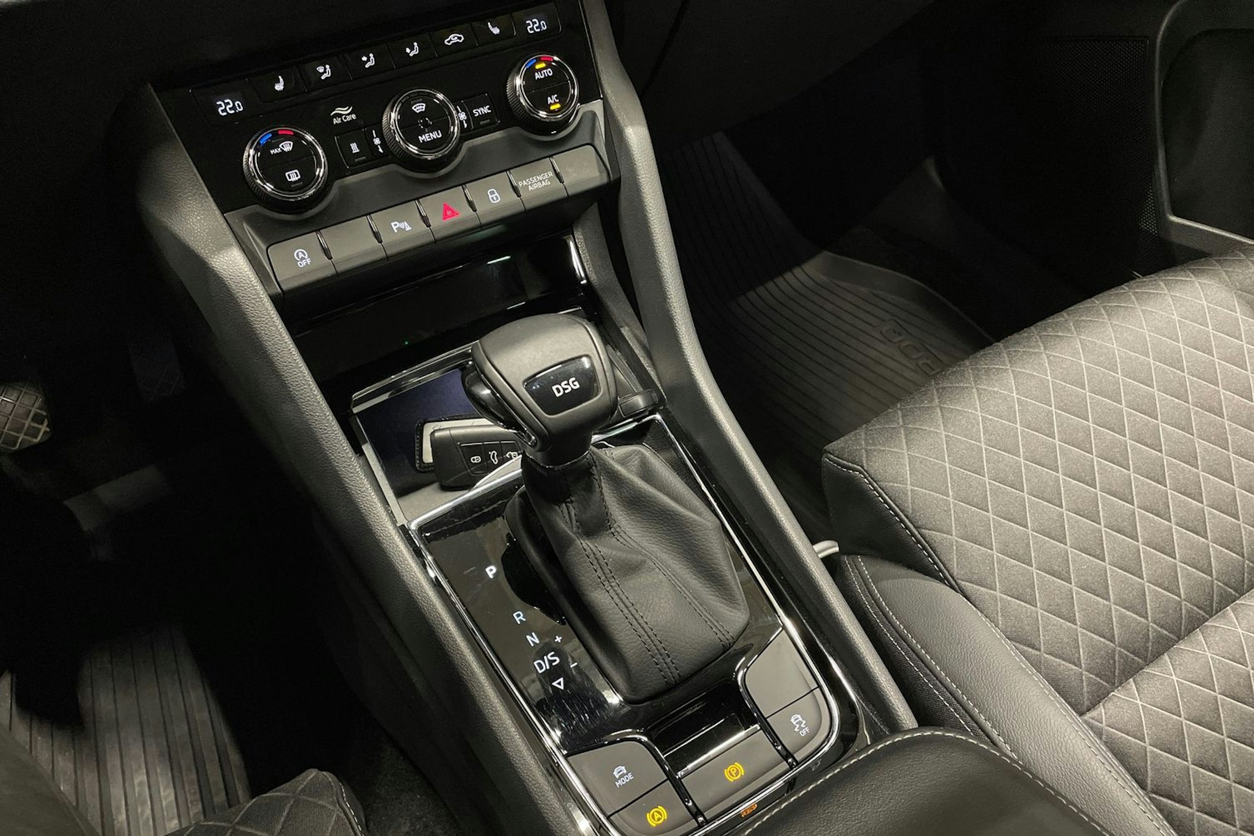 Harmaa Skoda KAROQ 2021 kuva 28.