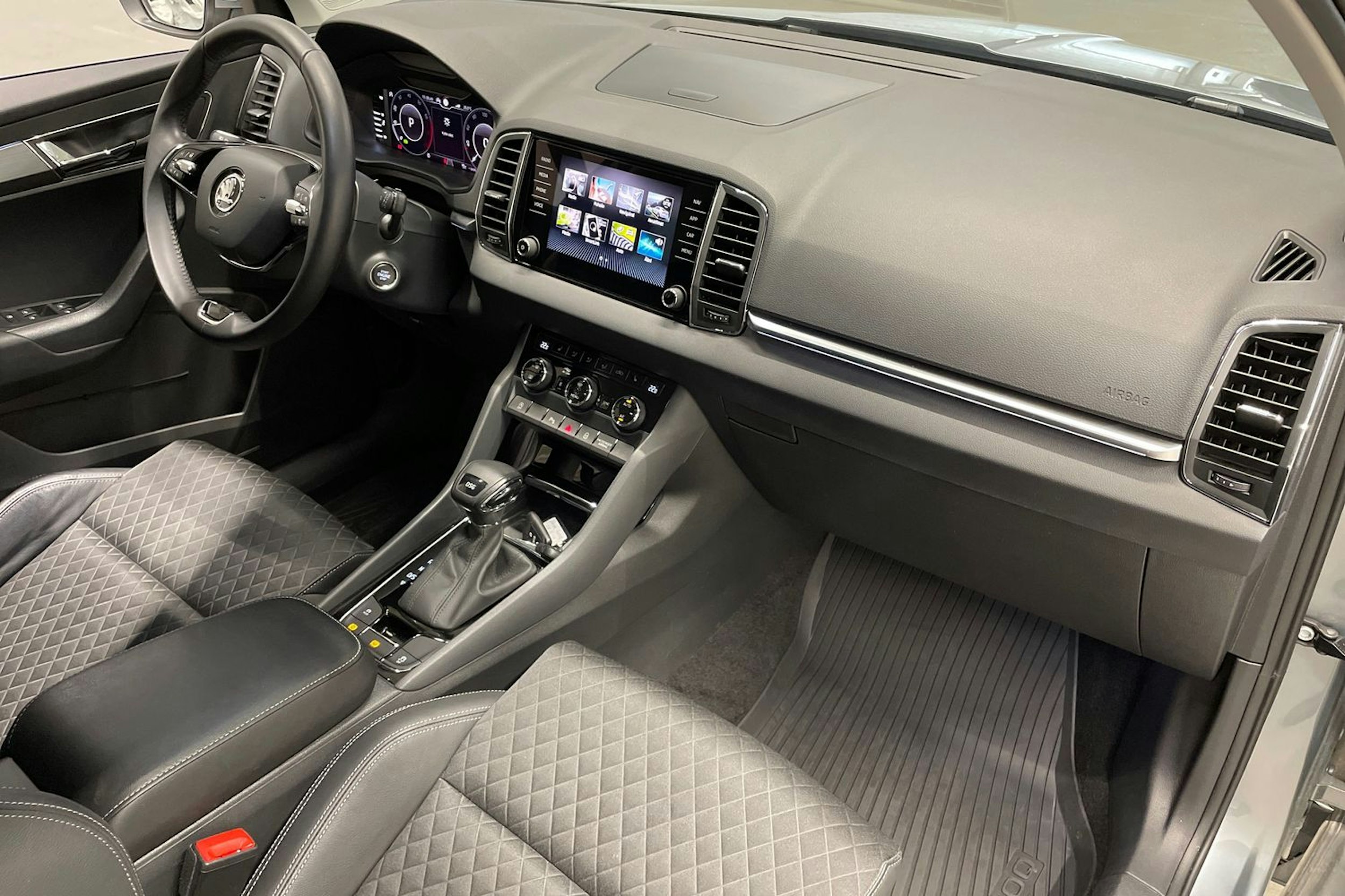 Harmaa Skoda KAROQ 2021 kuva 31.