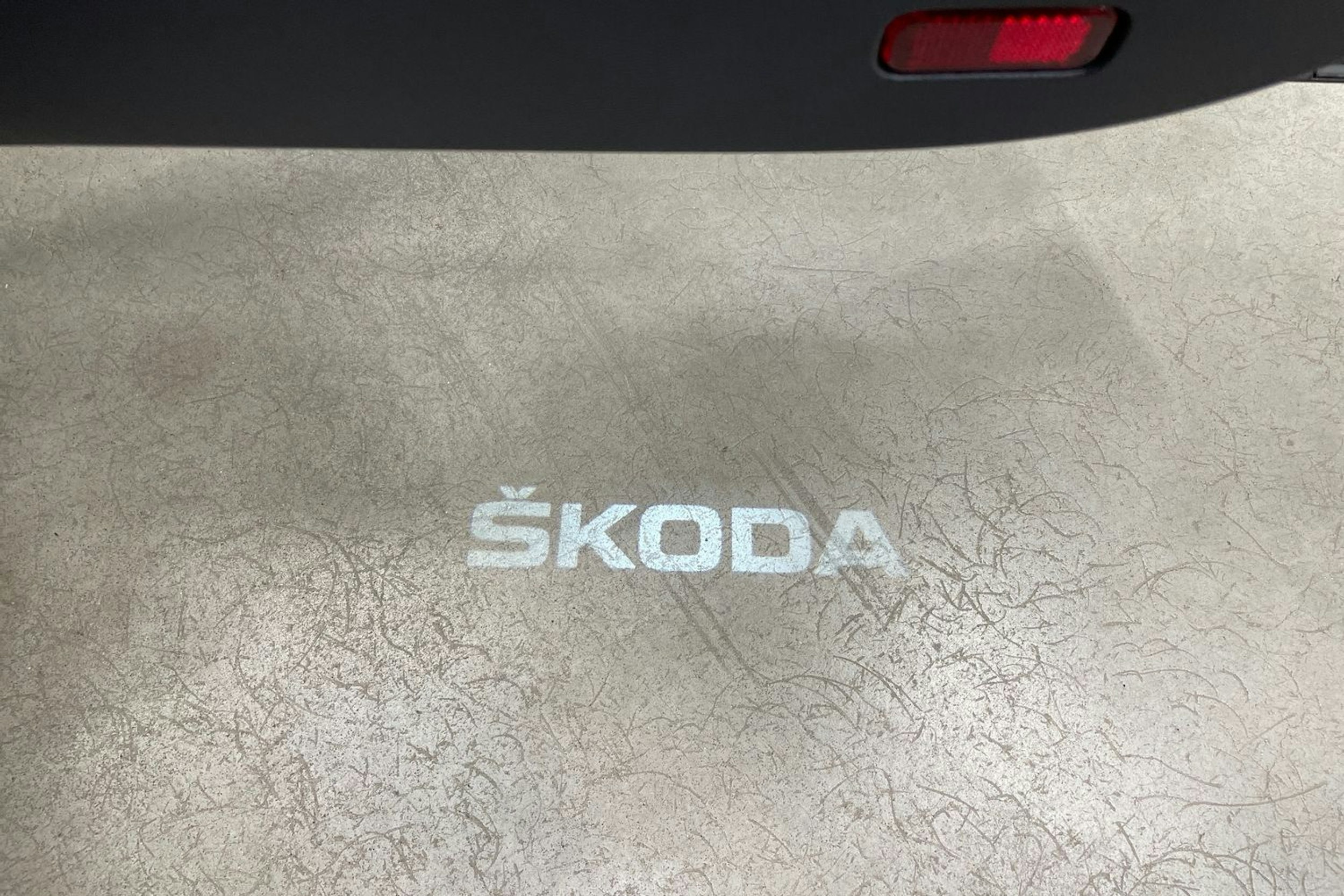 Harmaa Skoda KAROQ 2021 kuva 32.