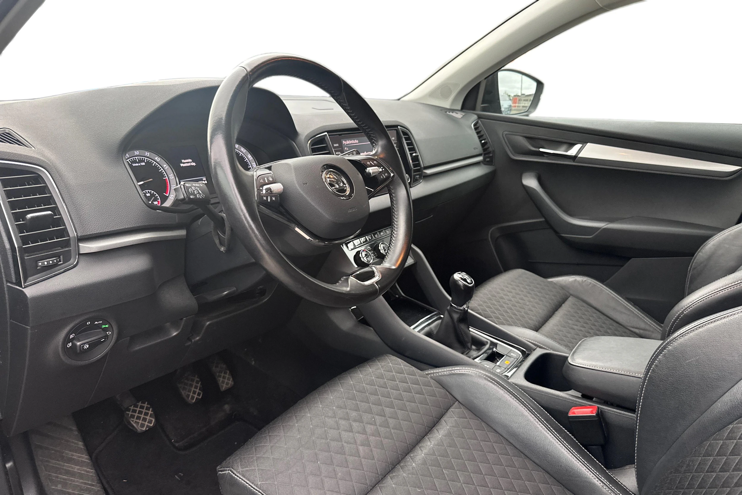 musta Skoda Karoq 2021 kuva 3.