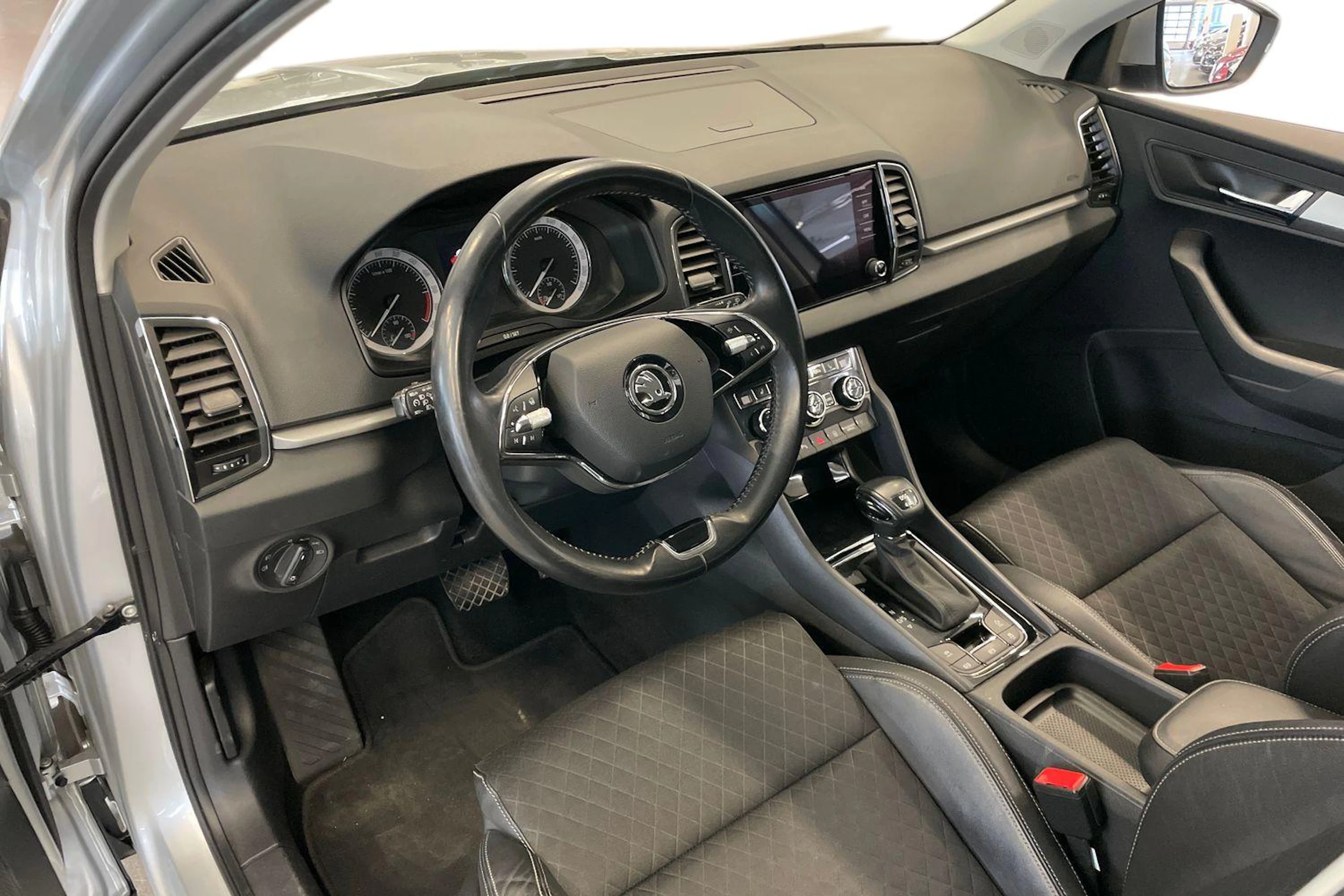 harmaa Skoda Karoq 2021 kuva 6.
