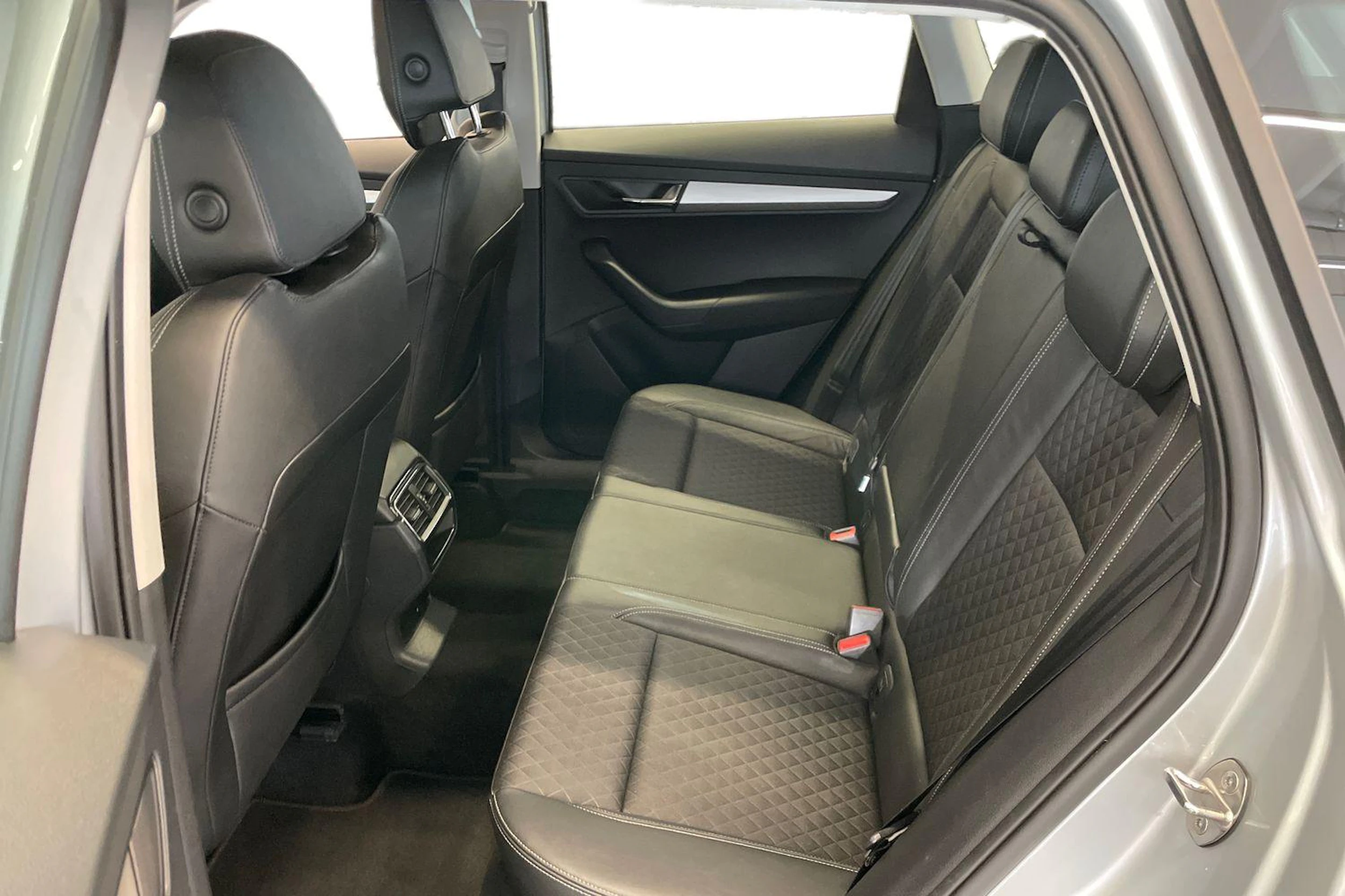 harmaa Skoda Karoq 2021 kuva 8.
