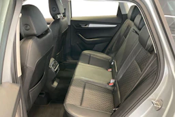 harmaa Skoda Karoq 2021 kuva 8.