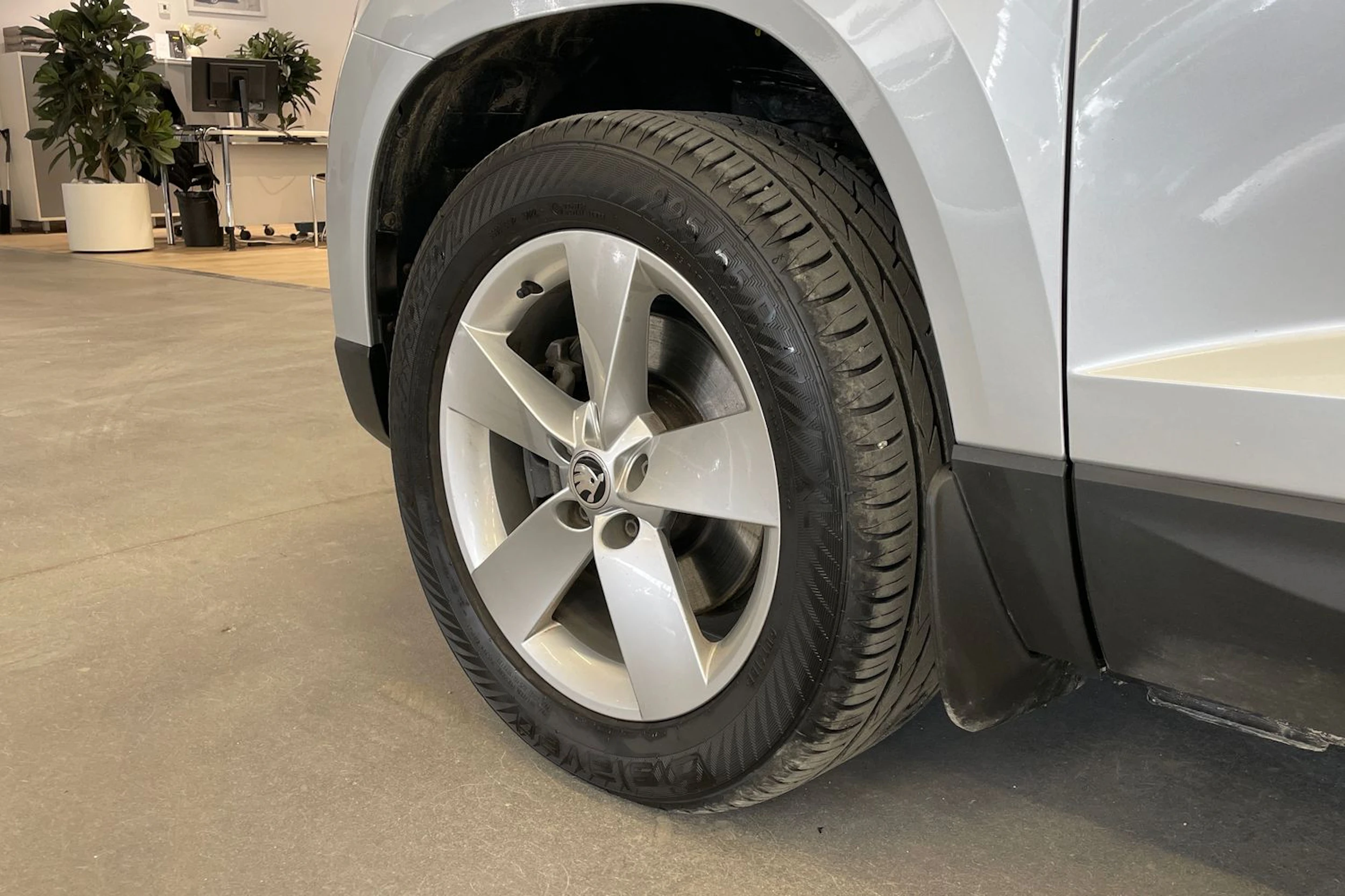 harmaa Skoda Karoq 2021 kuva 10.