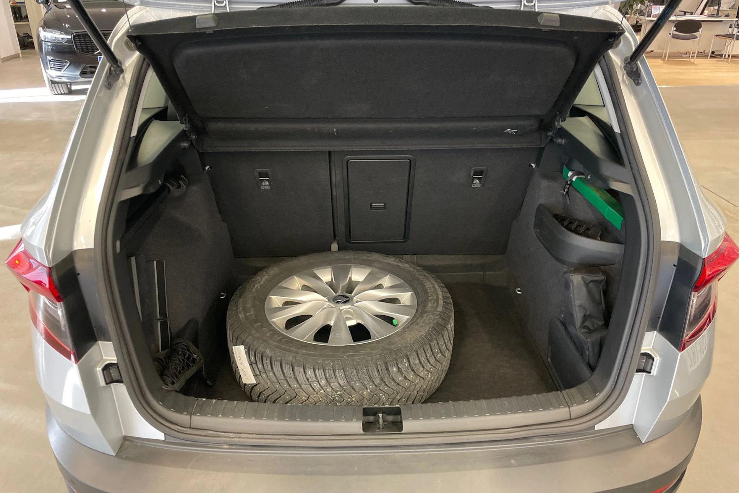 harmaa Skoda Karoq 2021 kuva 12.