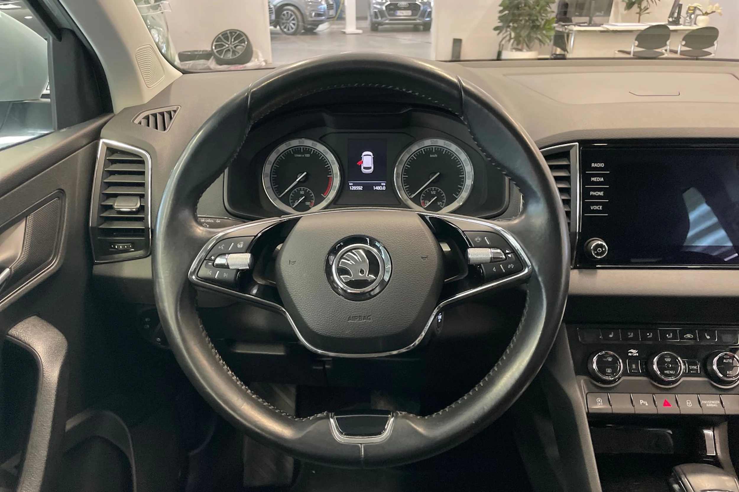 harmaa Skoda Karoq 2021 kuva 13.