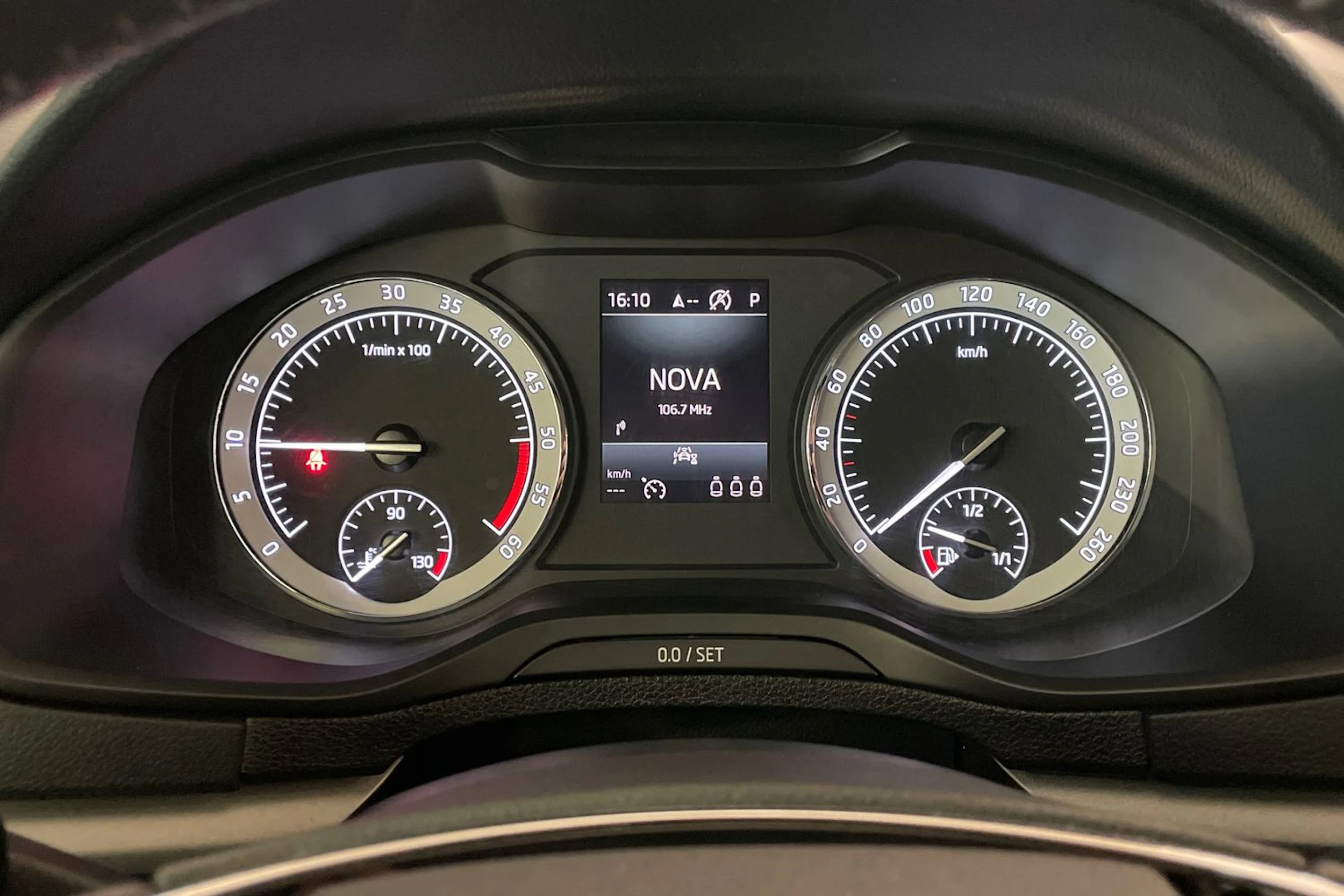 harmaa Skoda Karoq 2021 kuva 16.