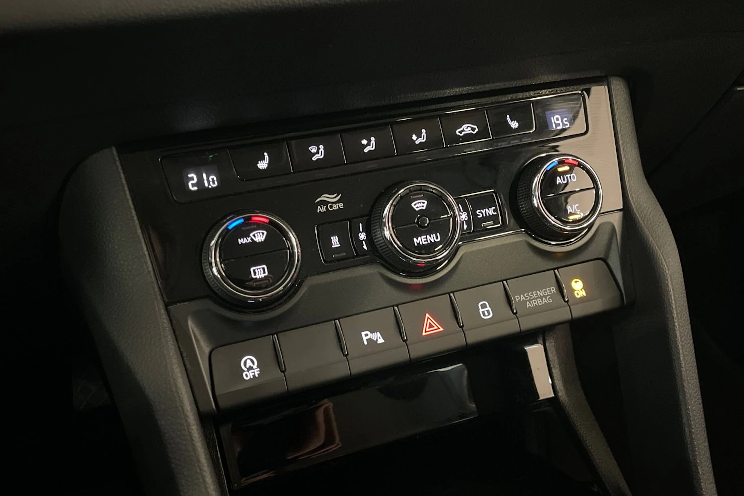 harmaa Skoda Karoq 2021 kuva 17.