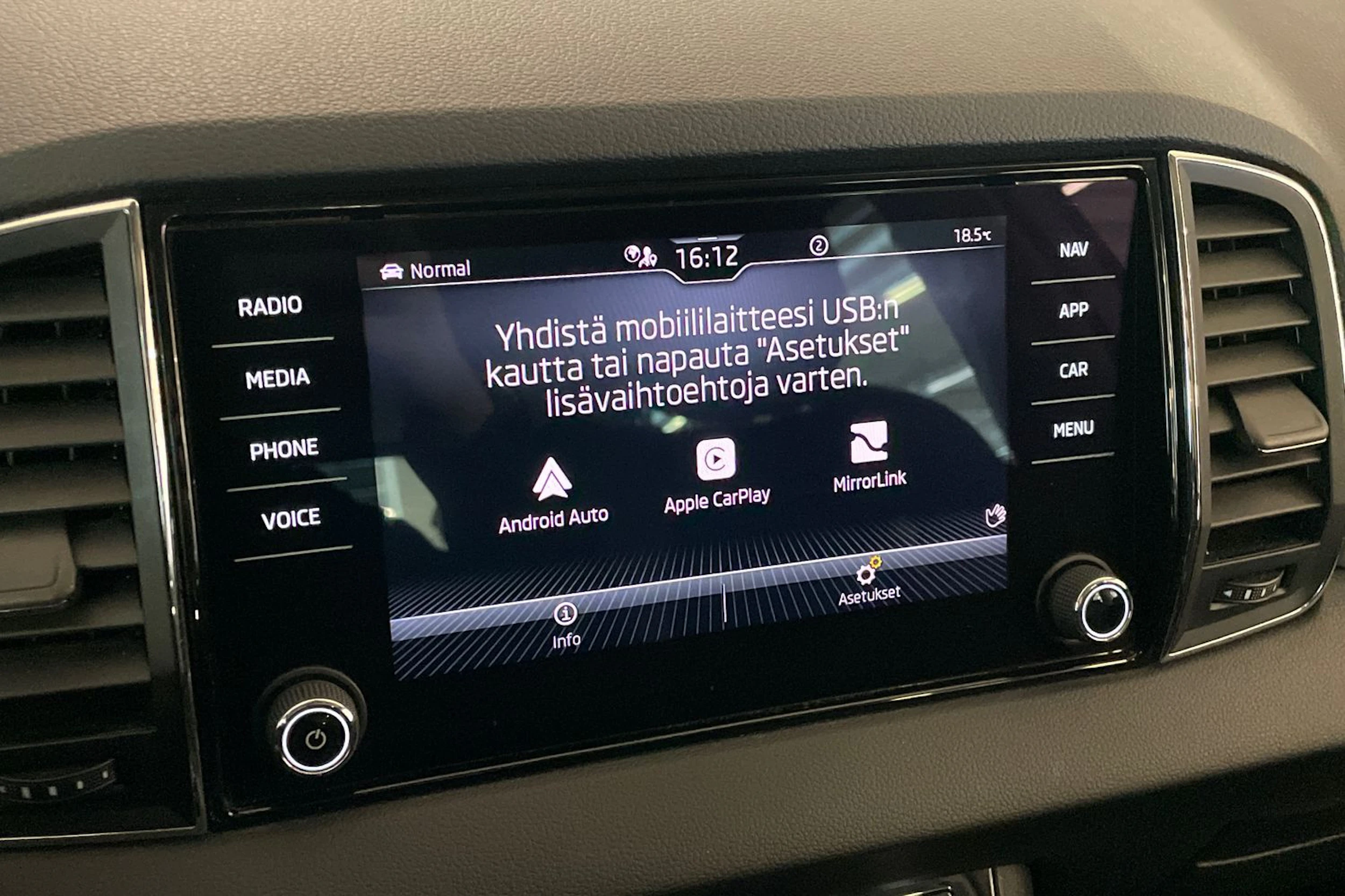 harmaa Skoda Karoq 2021 kuva 22.