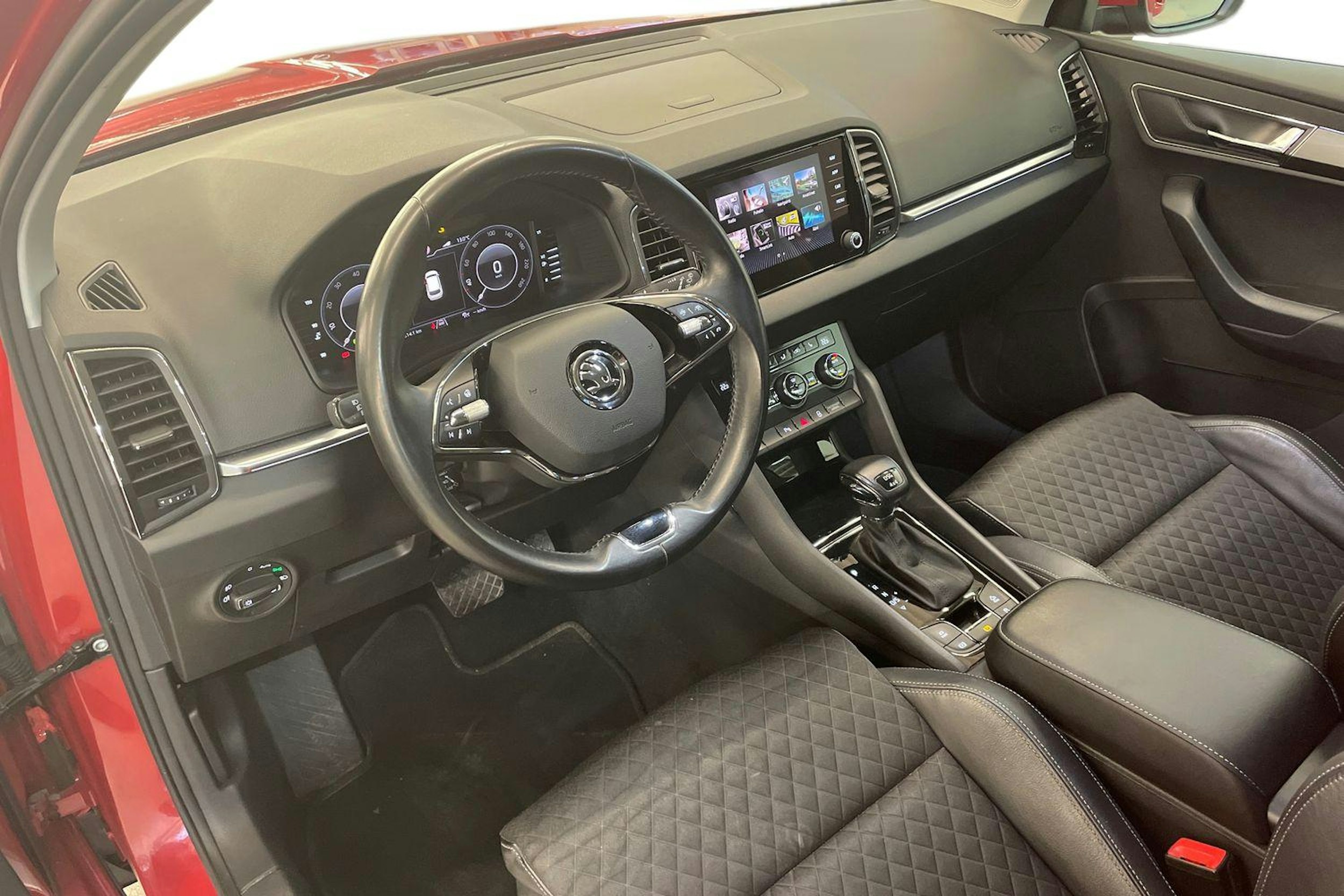 punainen Skoda Karoq 2021 kuva 7.