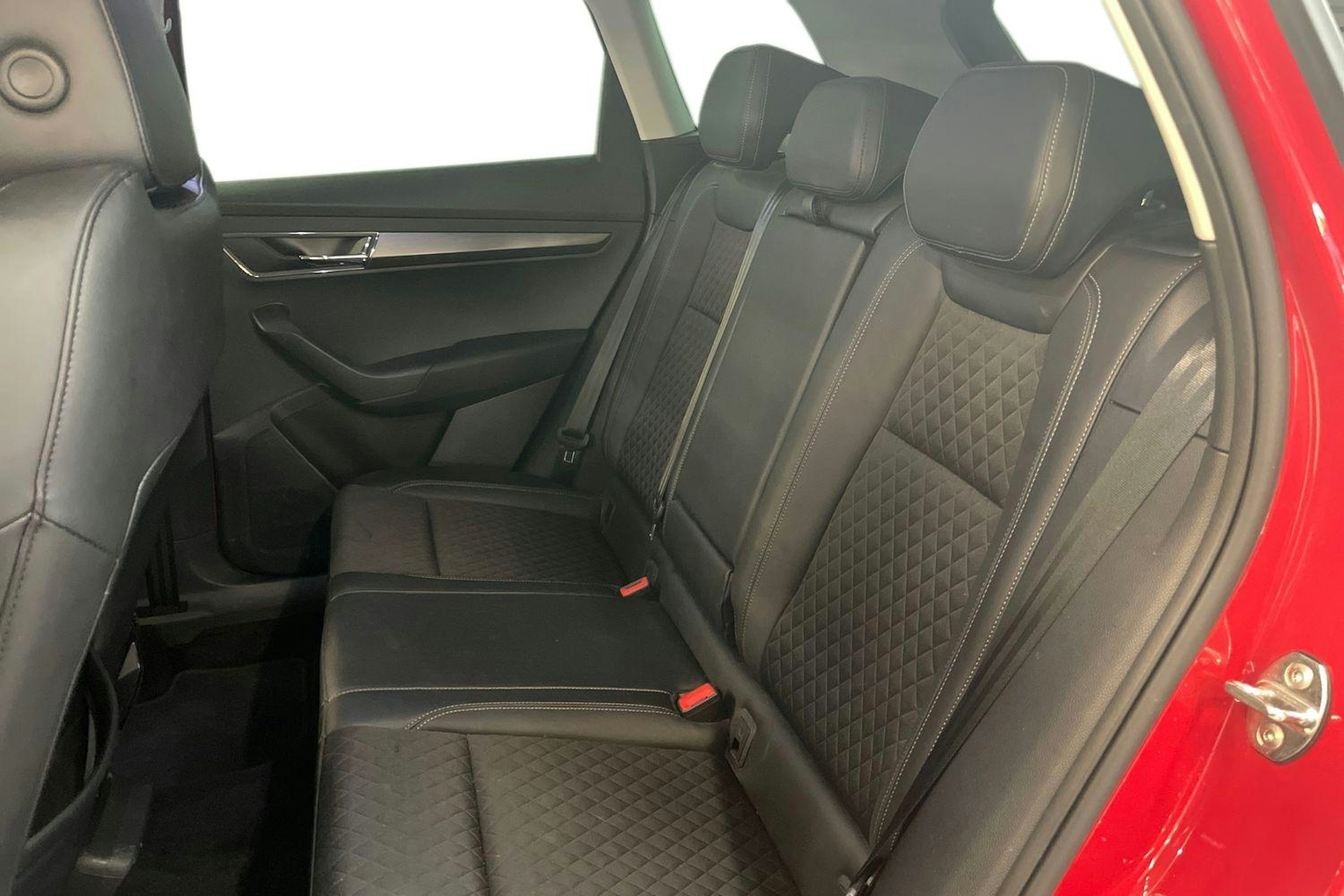 punainen Skoda Karoq 2021 kuva 10.