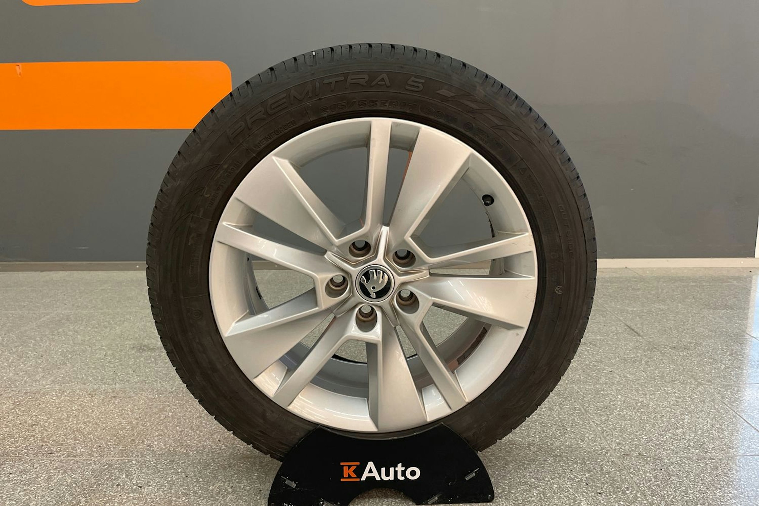 punainen Skoda Karoq 2021 kuva 13.