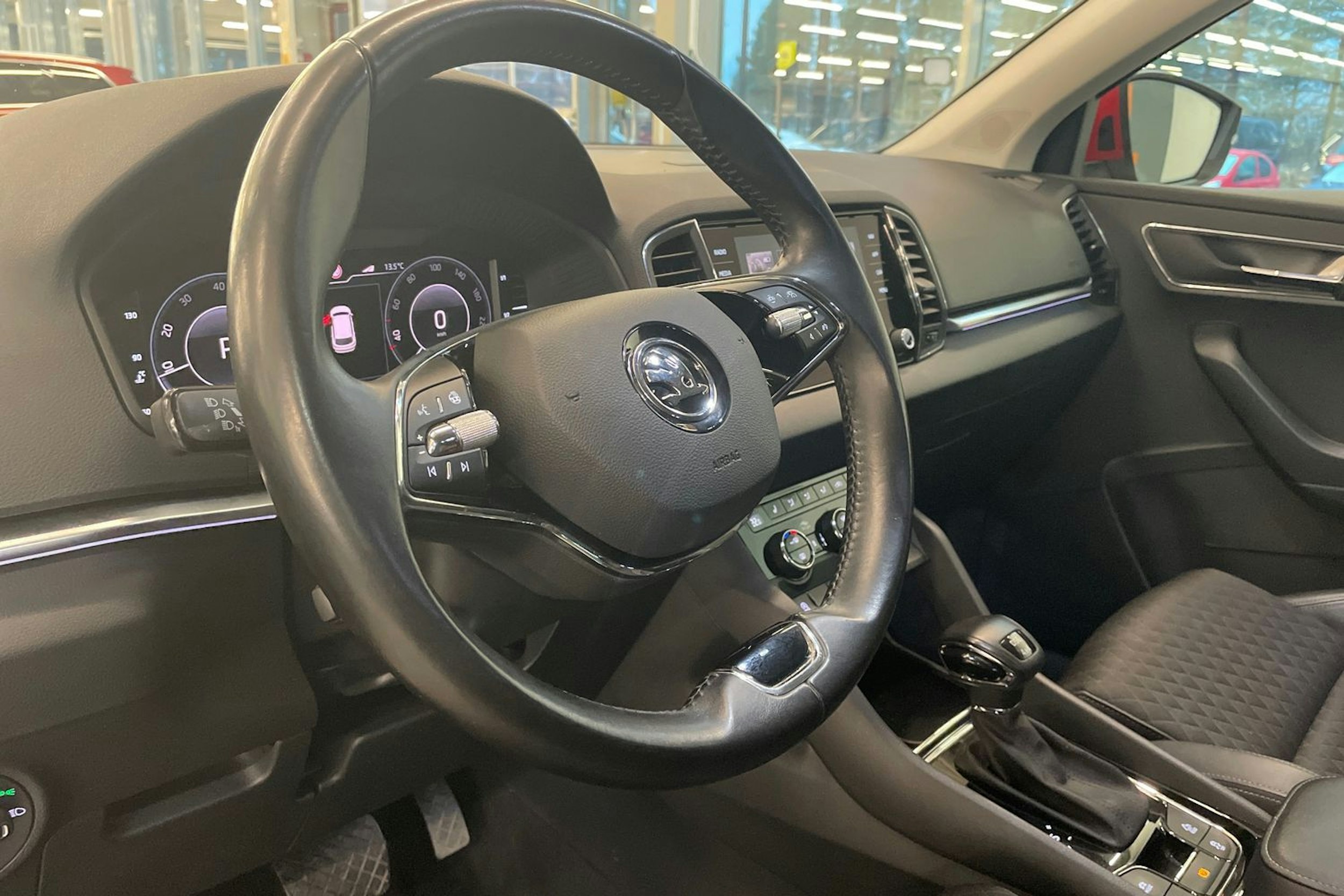 punainen Skoda Karoq 2021 kuva 16.