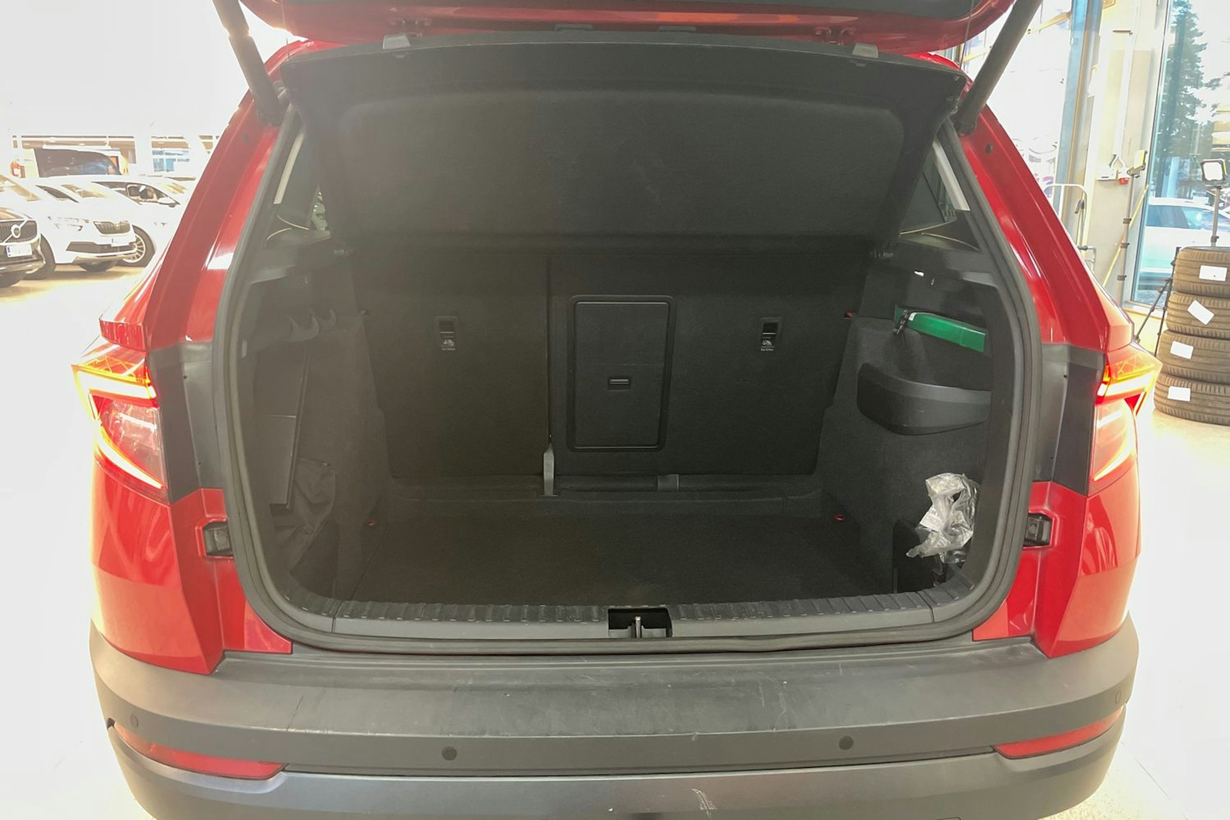 punainen Skoda Karoq 2021 kuva 18.