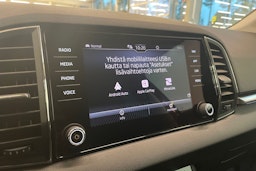 punainen Skoda Karoq 2021 kuva 22.