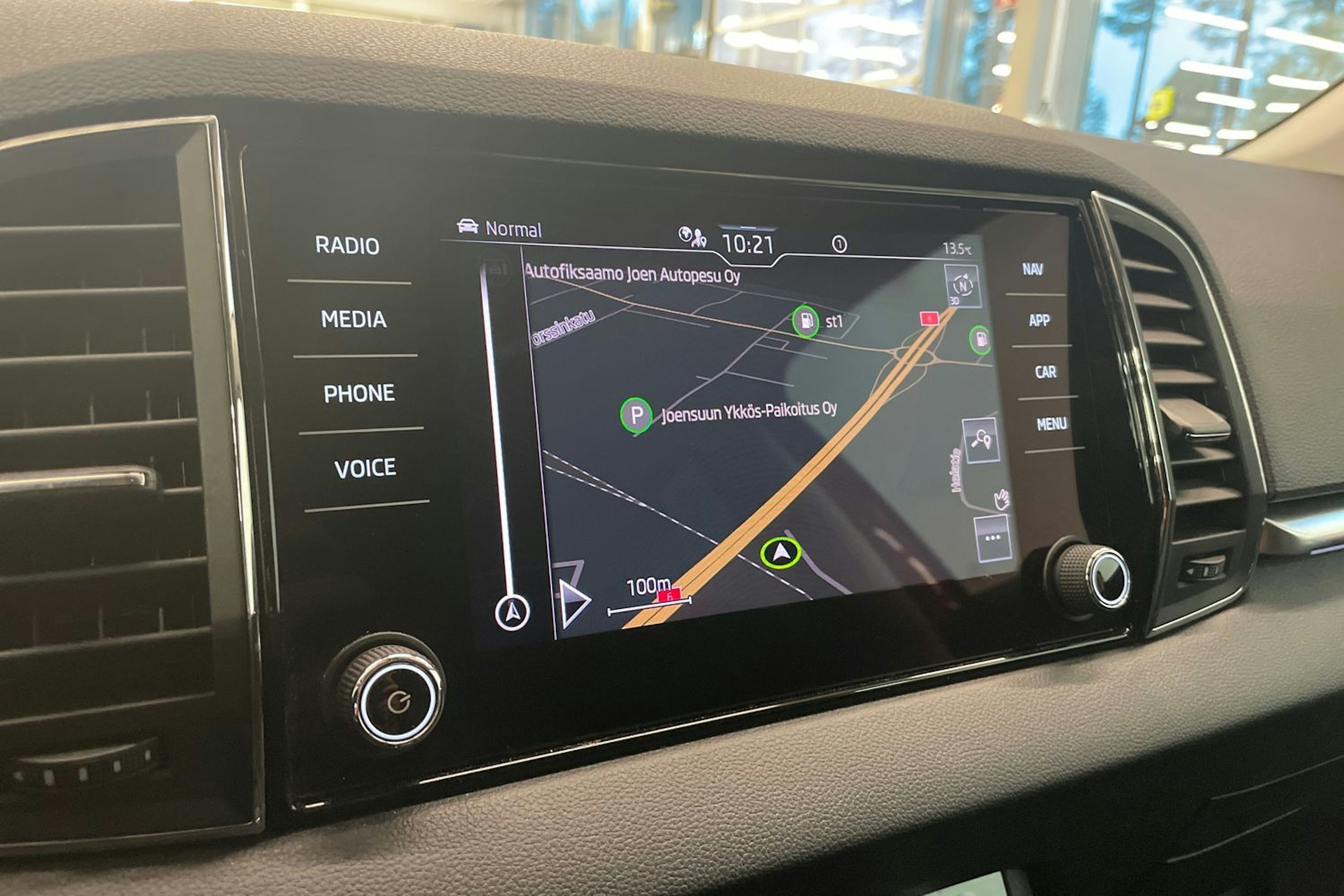 punainen Skoda Karoq 2021 kuva 23.